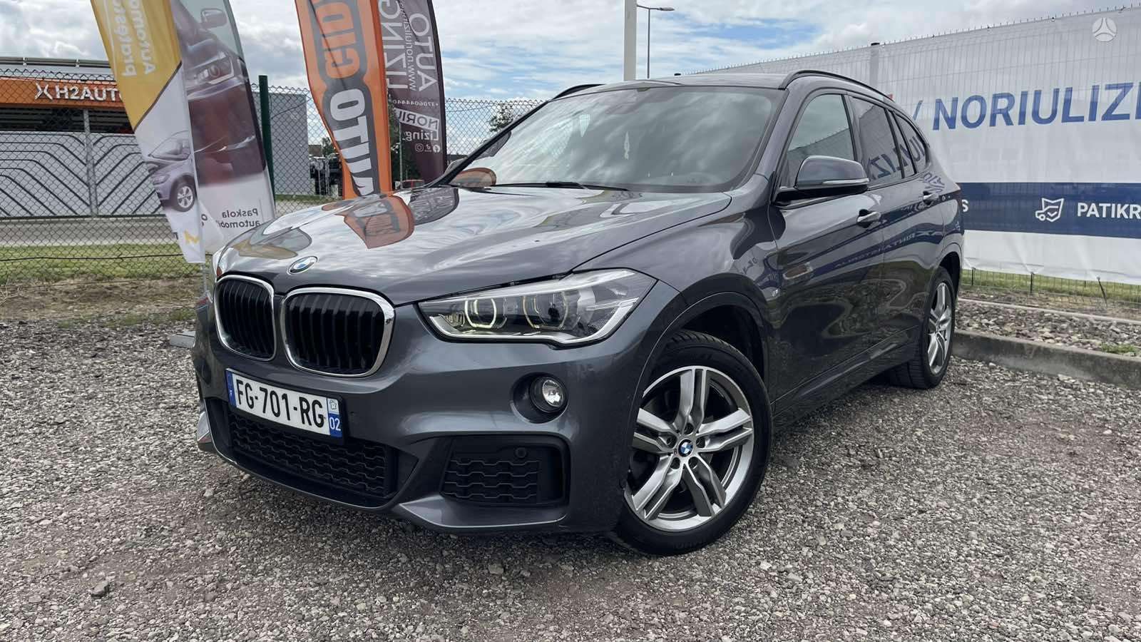 BMW X1.