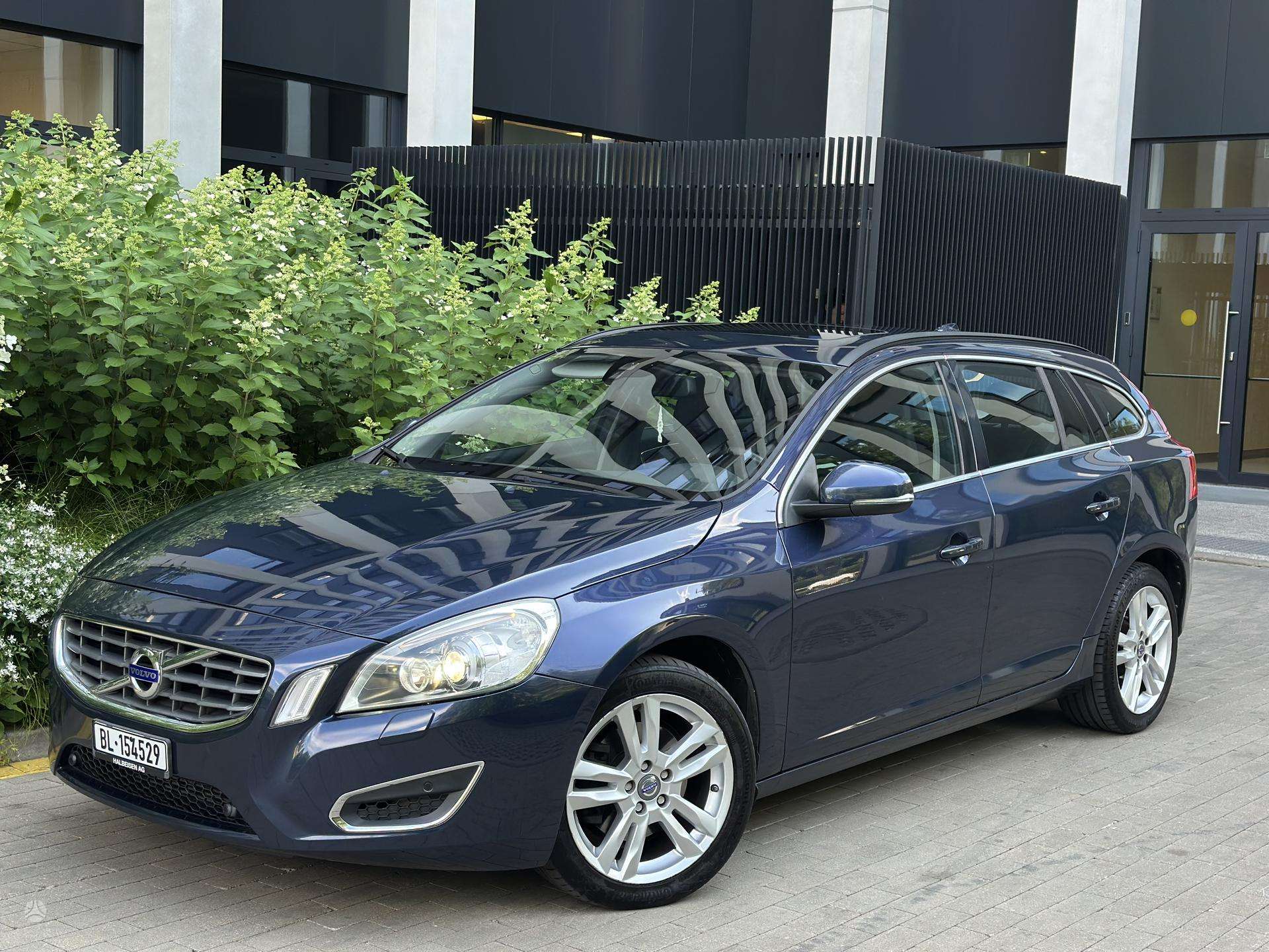 Volvo V60.