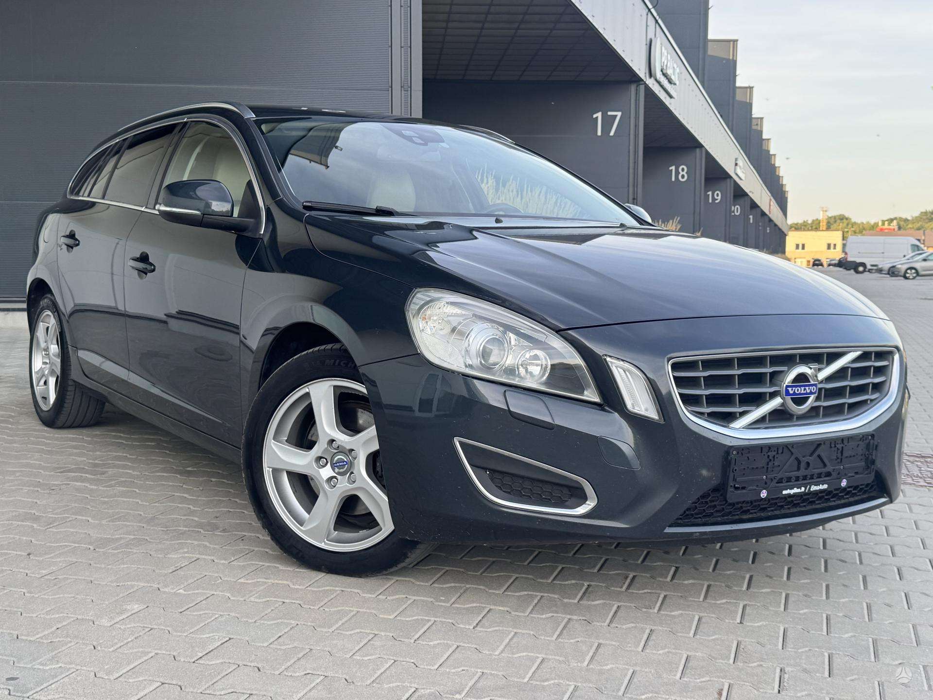 Volvo V60.