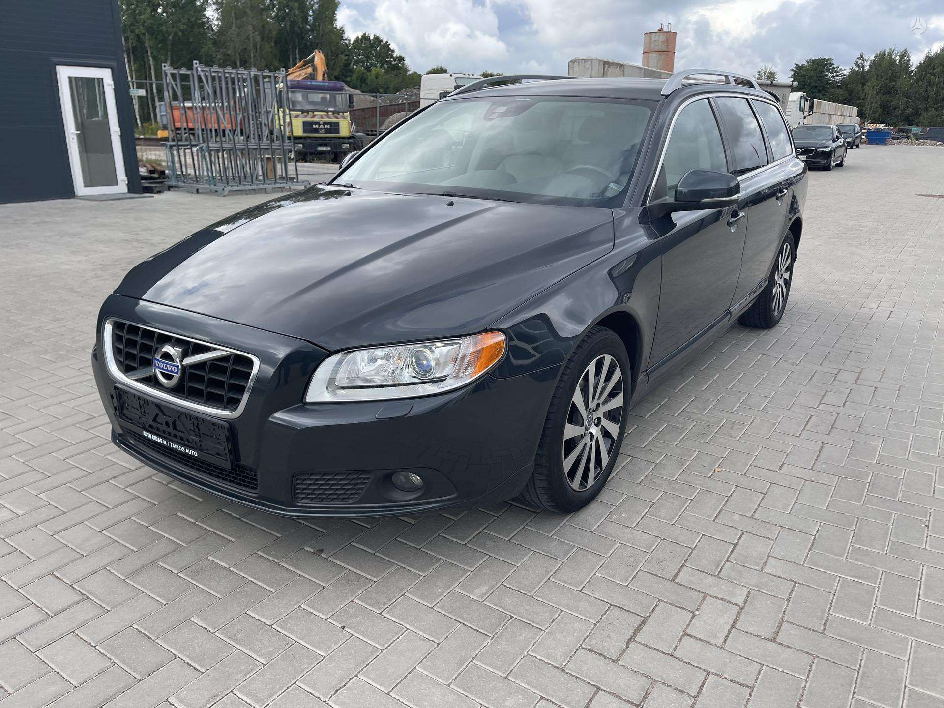 Volvo V70.