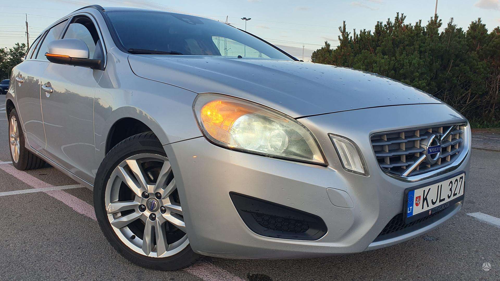 Volvo V60.