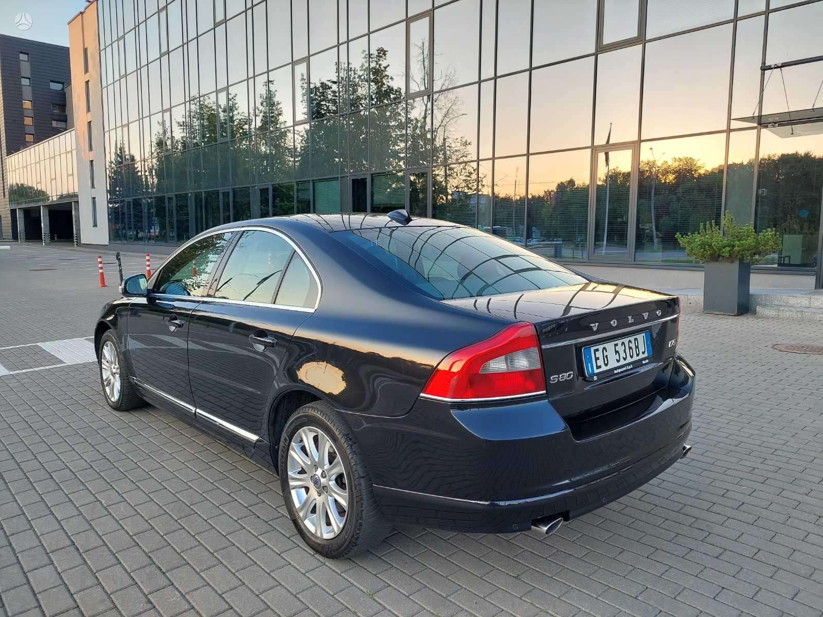 Volvo S80.
