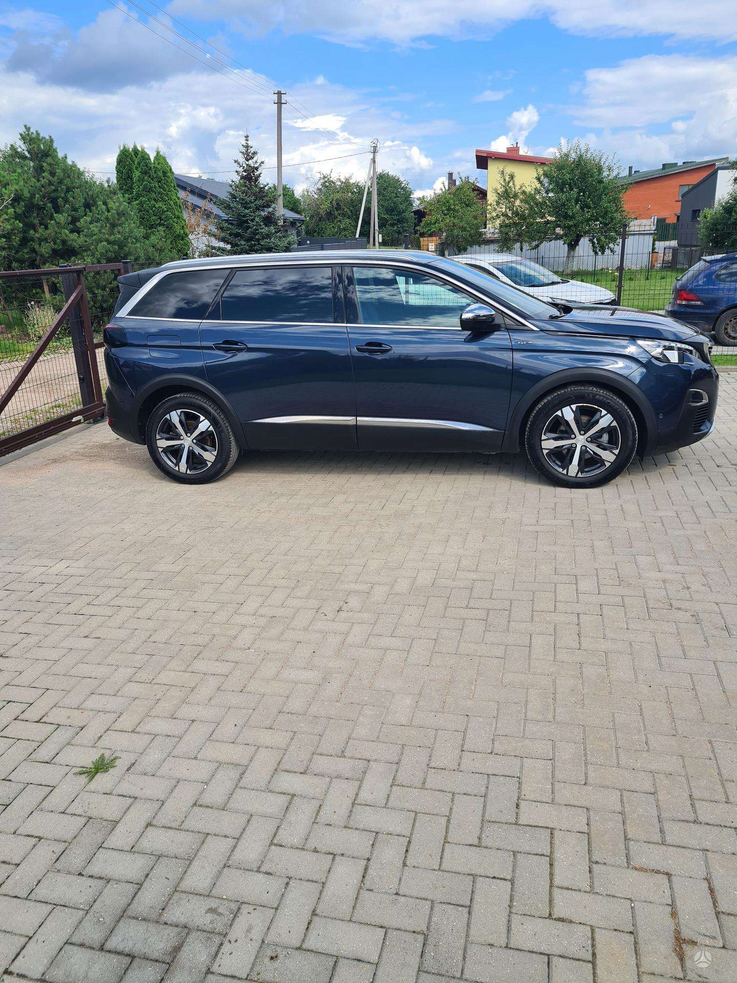 Peugeot 5008.