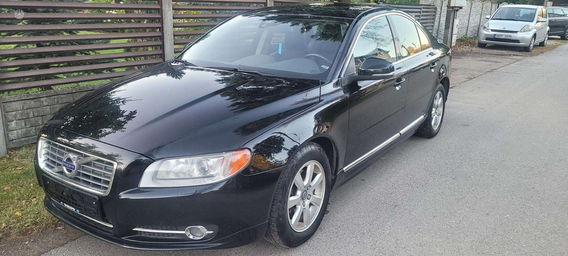 Volvo S80.