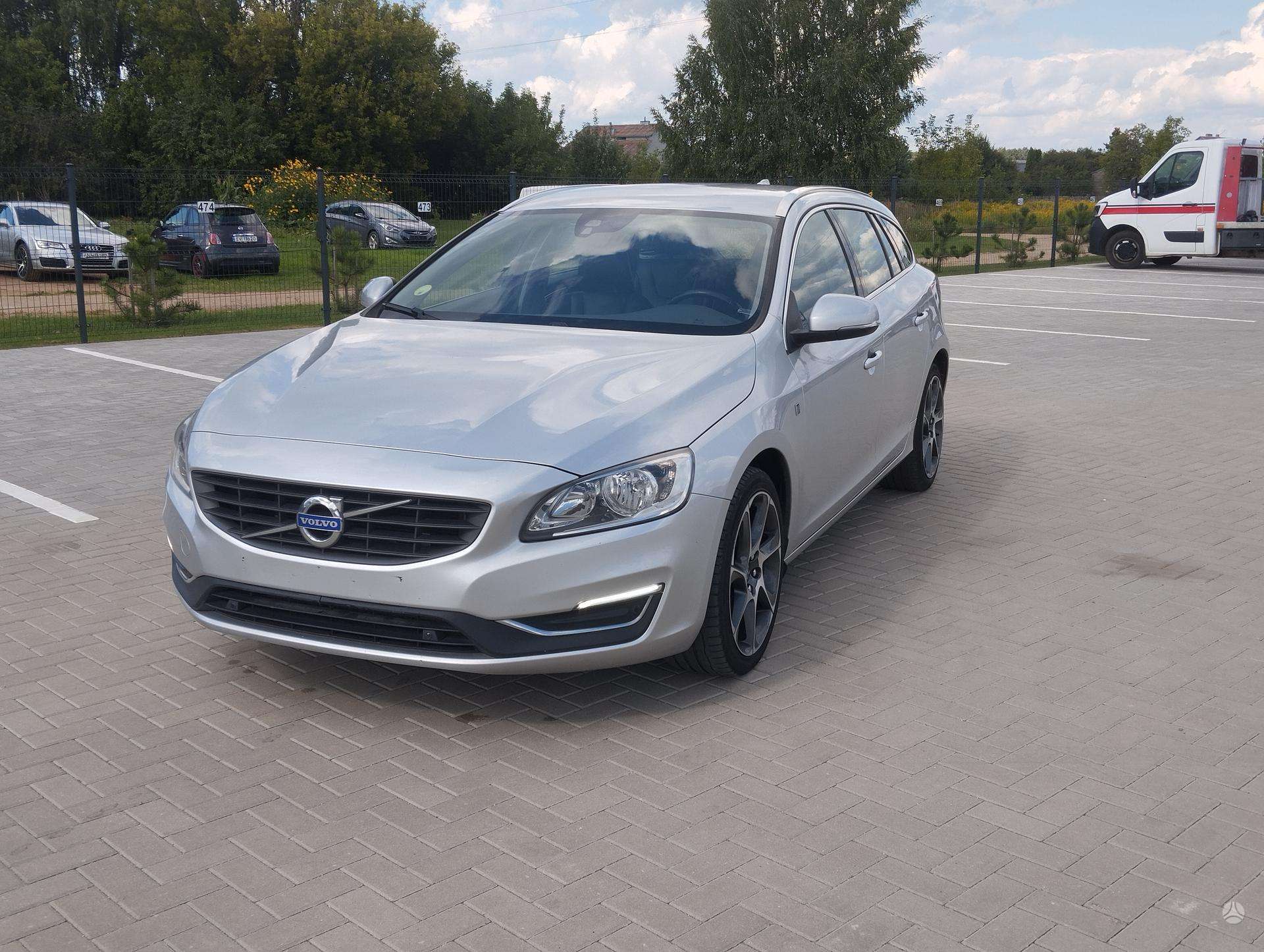 Volvo V60.