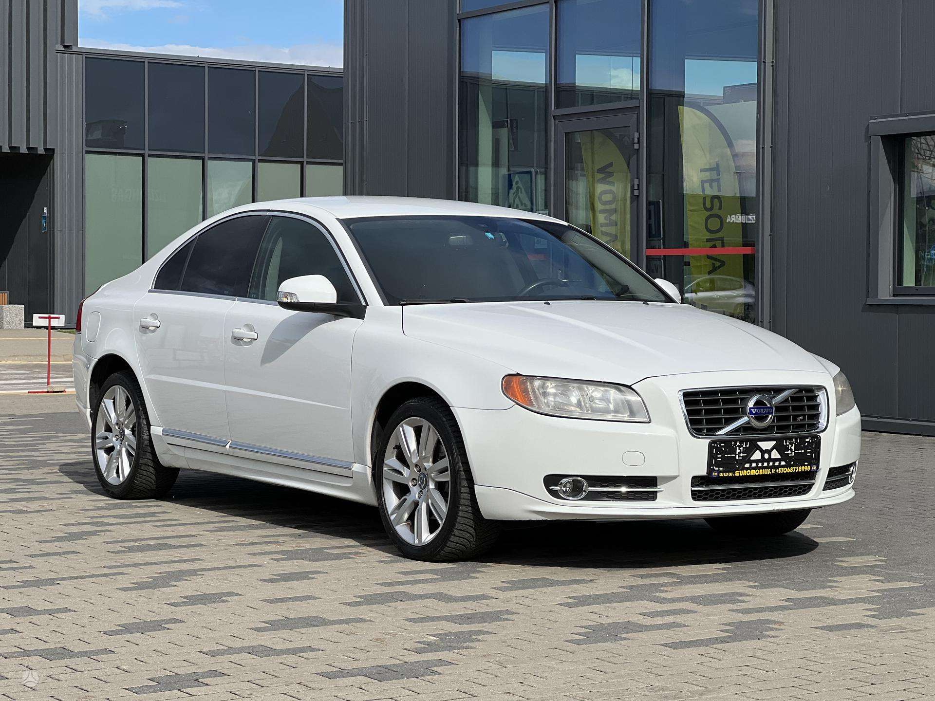 Volvo S80.