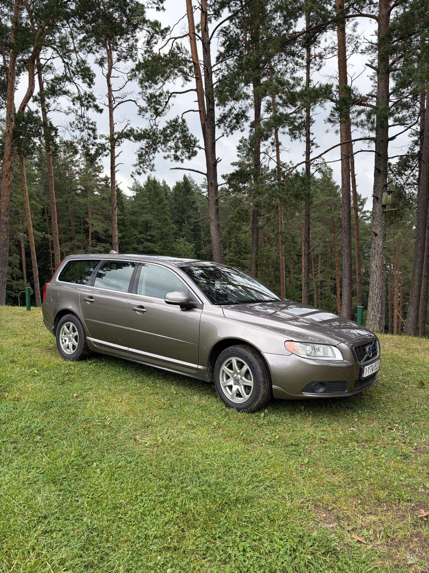Volvo V70.