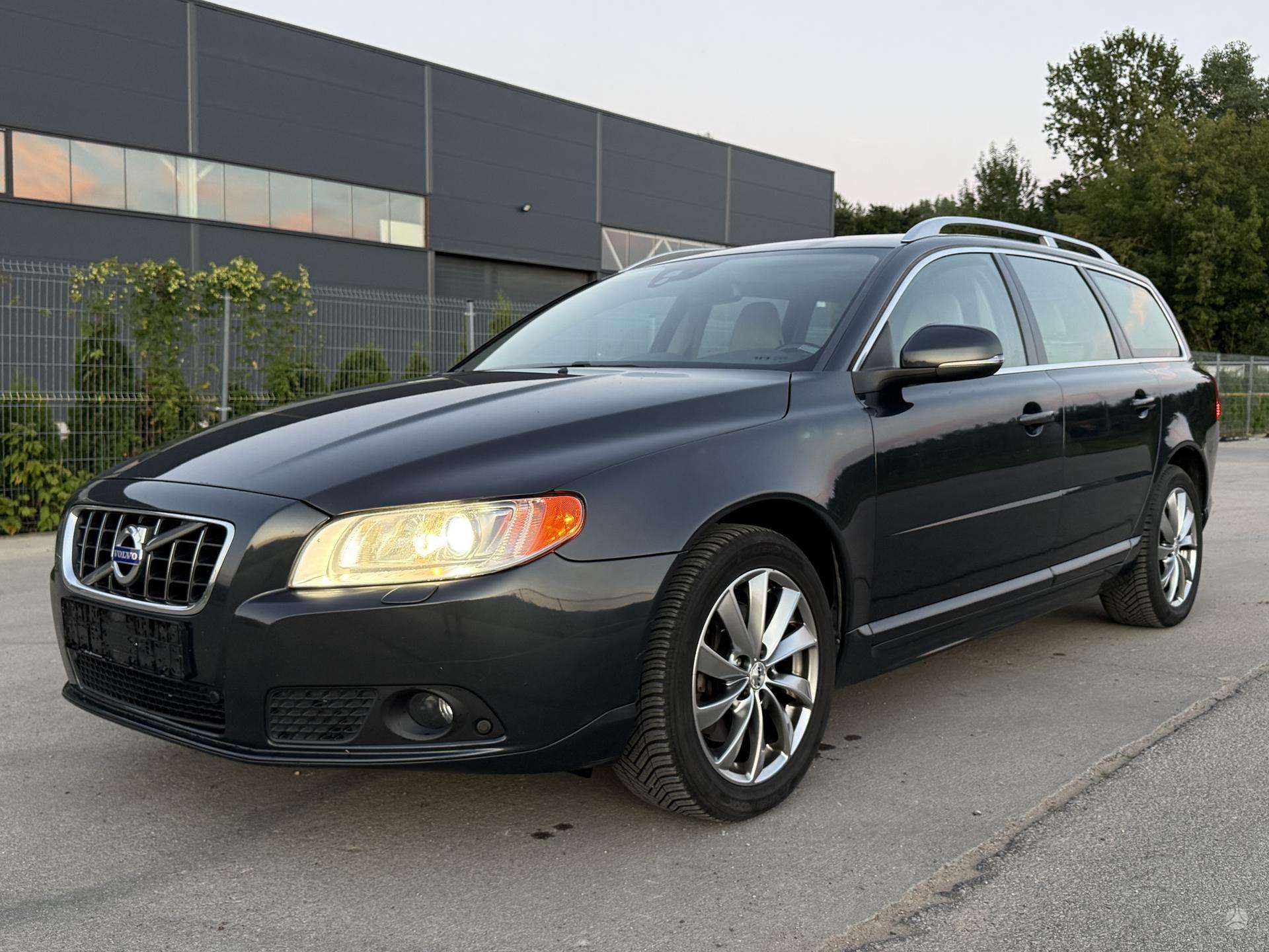 Volvo V70.
