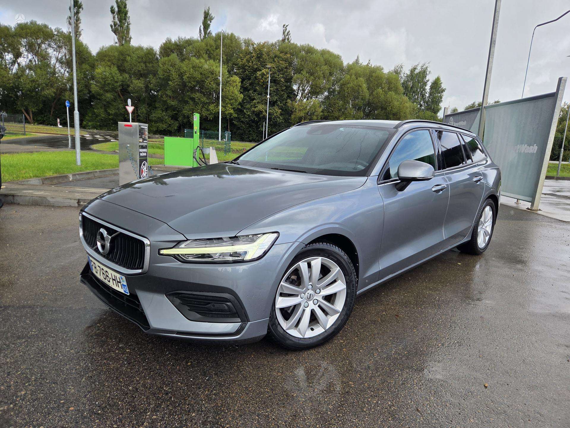 Volvo V60.