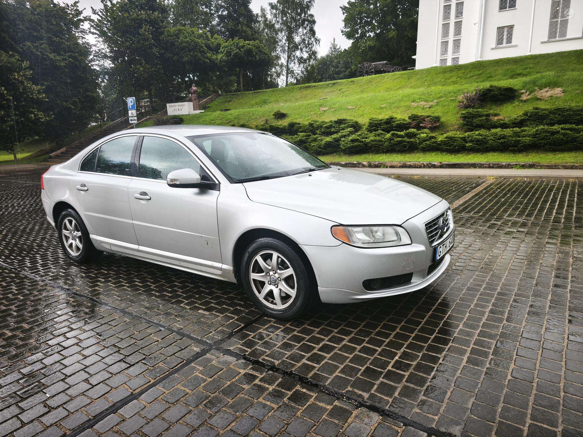 Volvo S80.