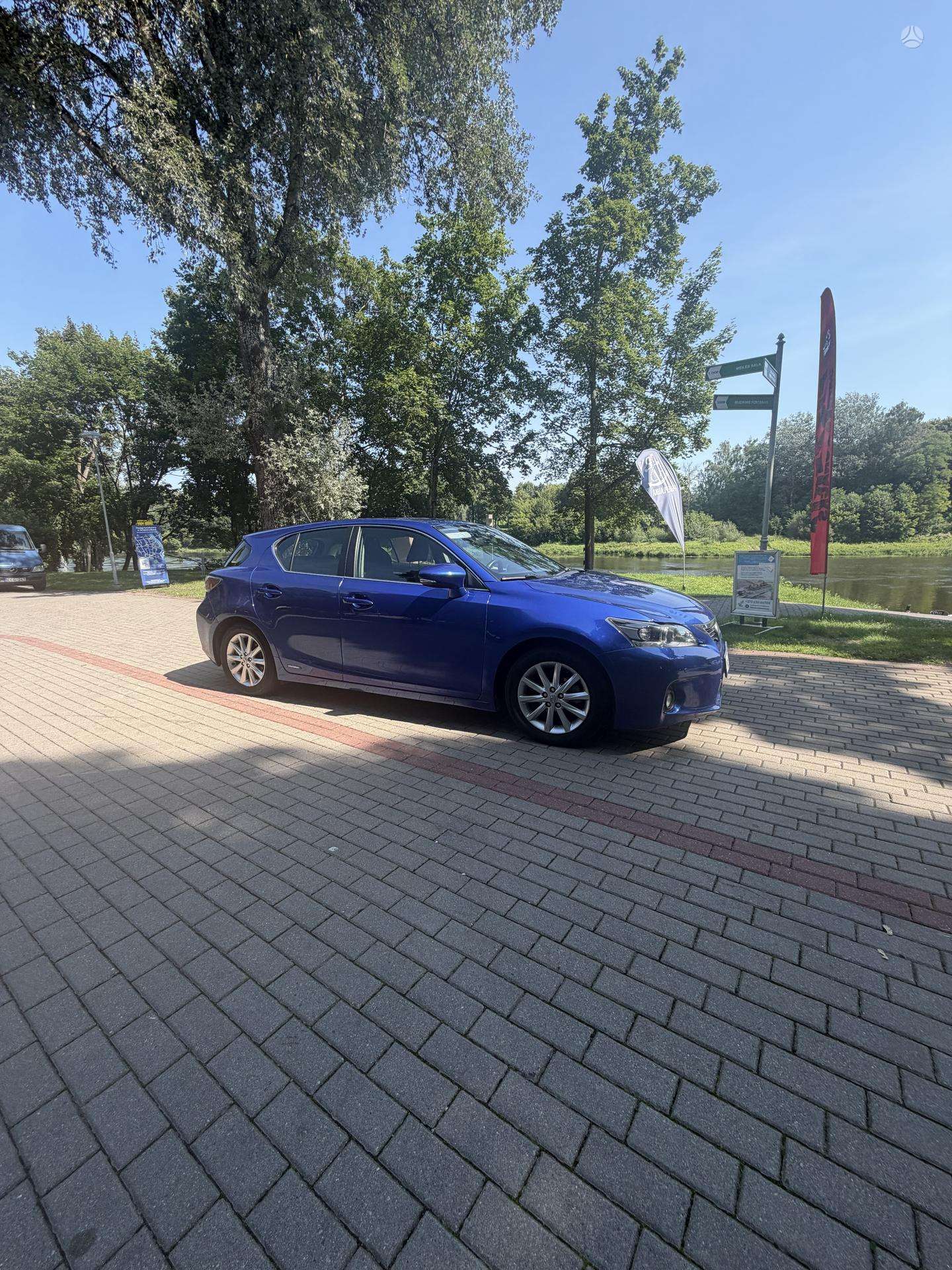 Lexus CT 200h.
