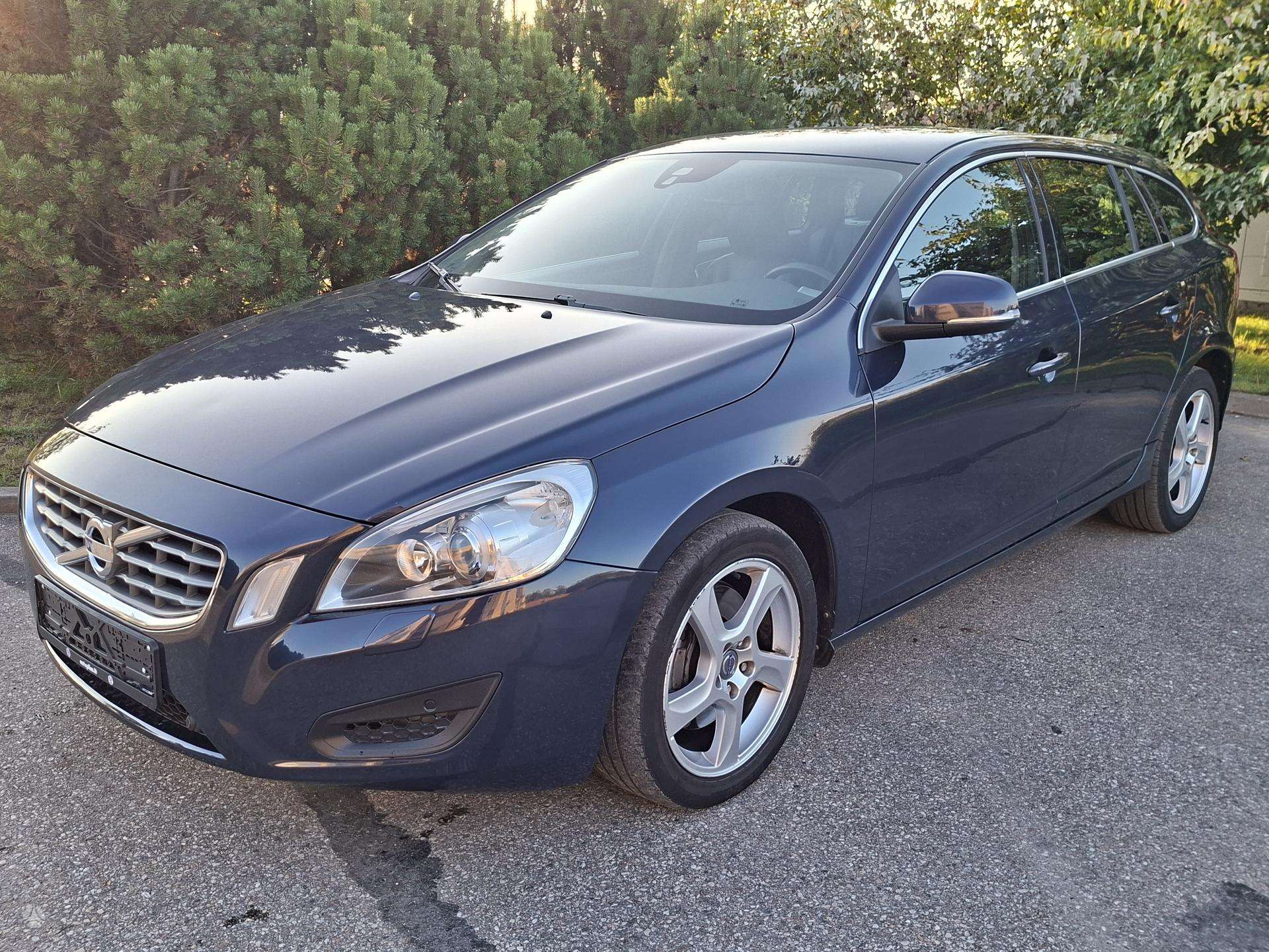 Volvo V60.