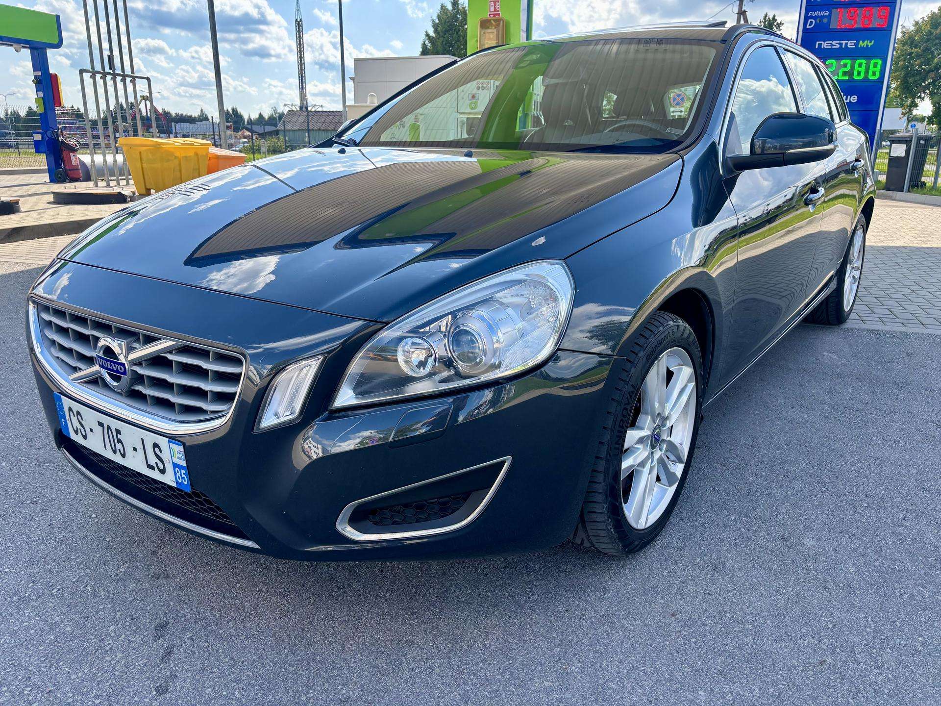 Volvo V60.