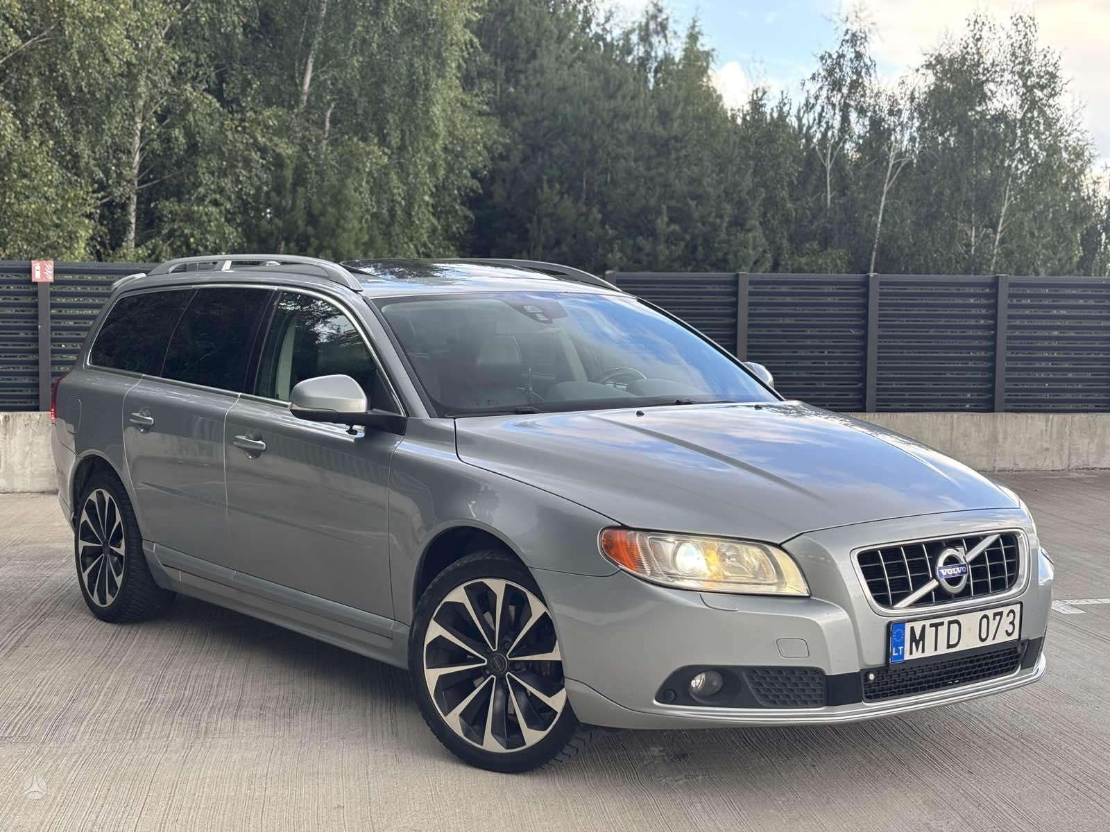 Volvo V70.