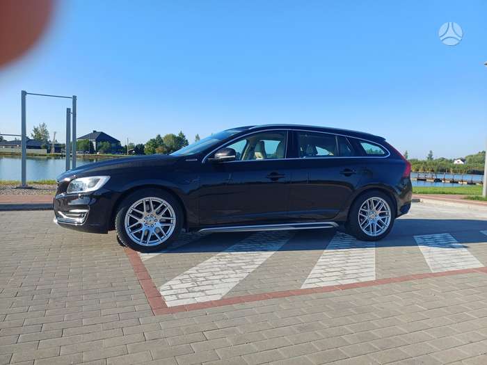 Volvo V60.