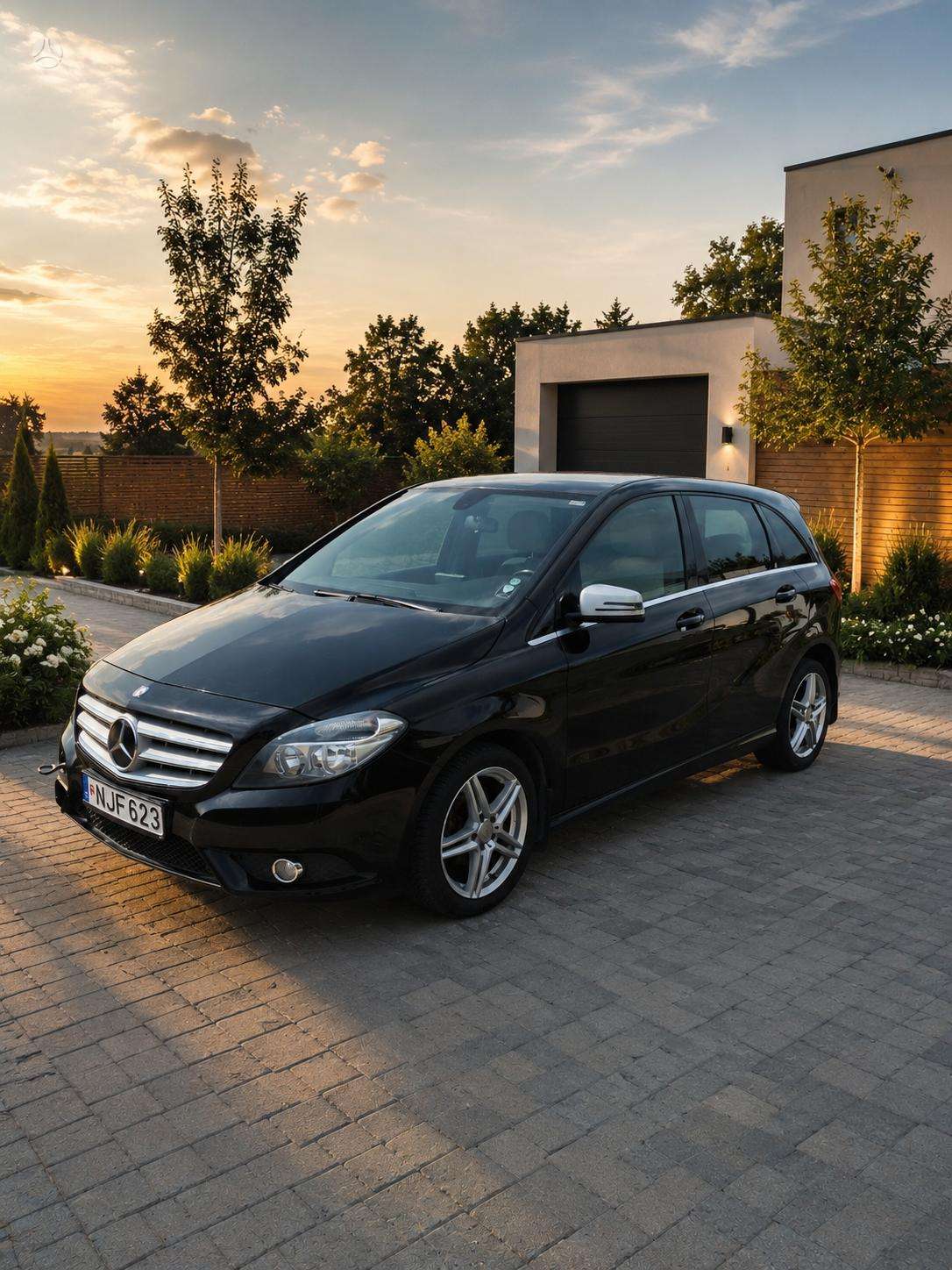 Mercedes-Benz B180.