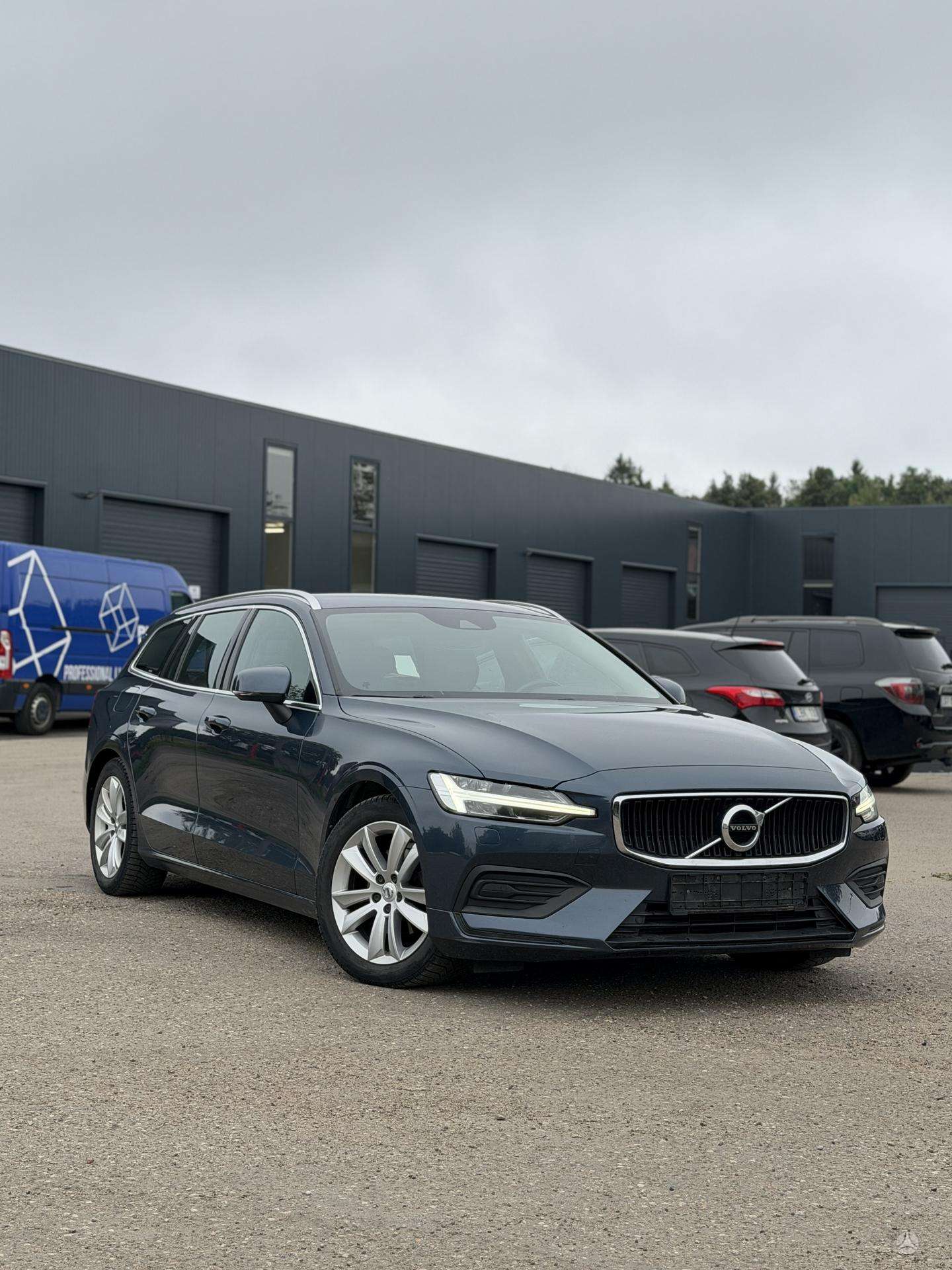 Volvo V60.