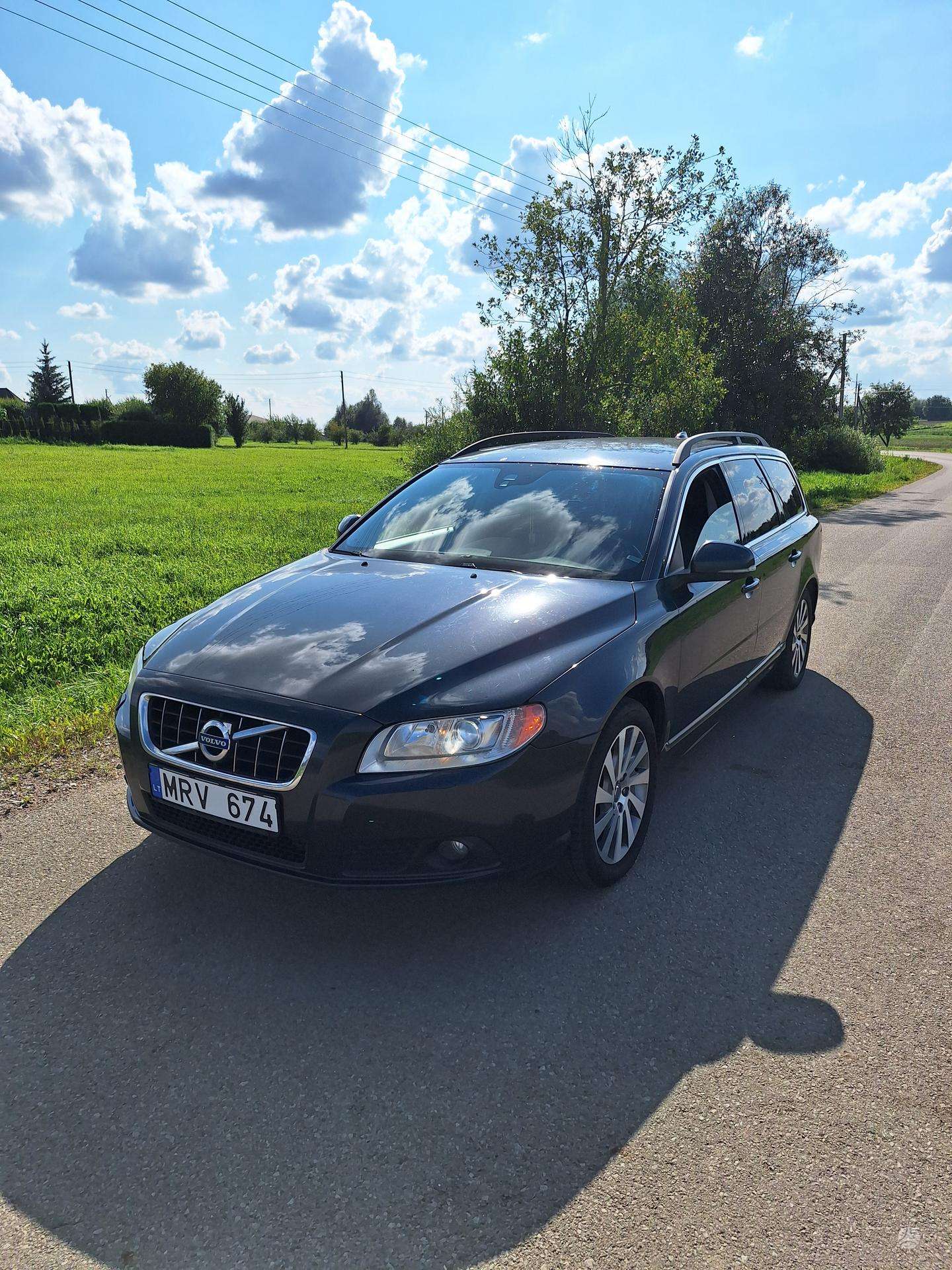 Volvo V70.