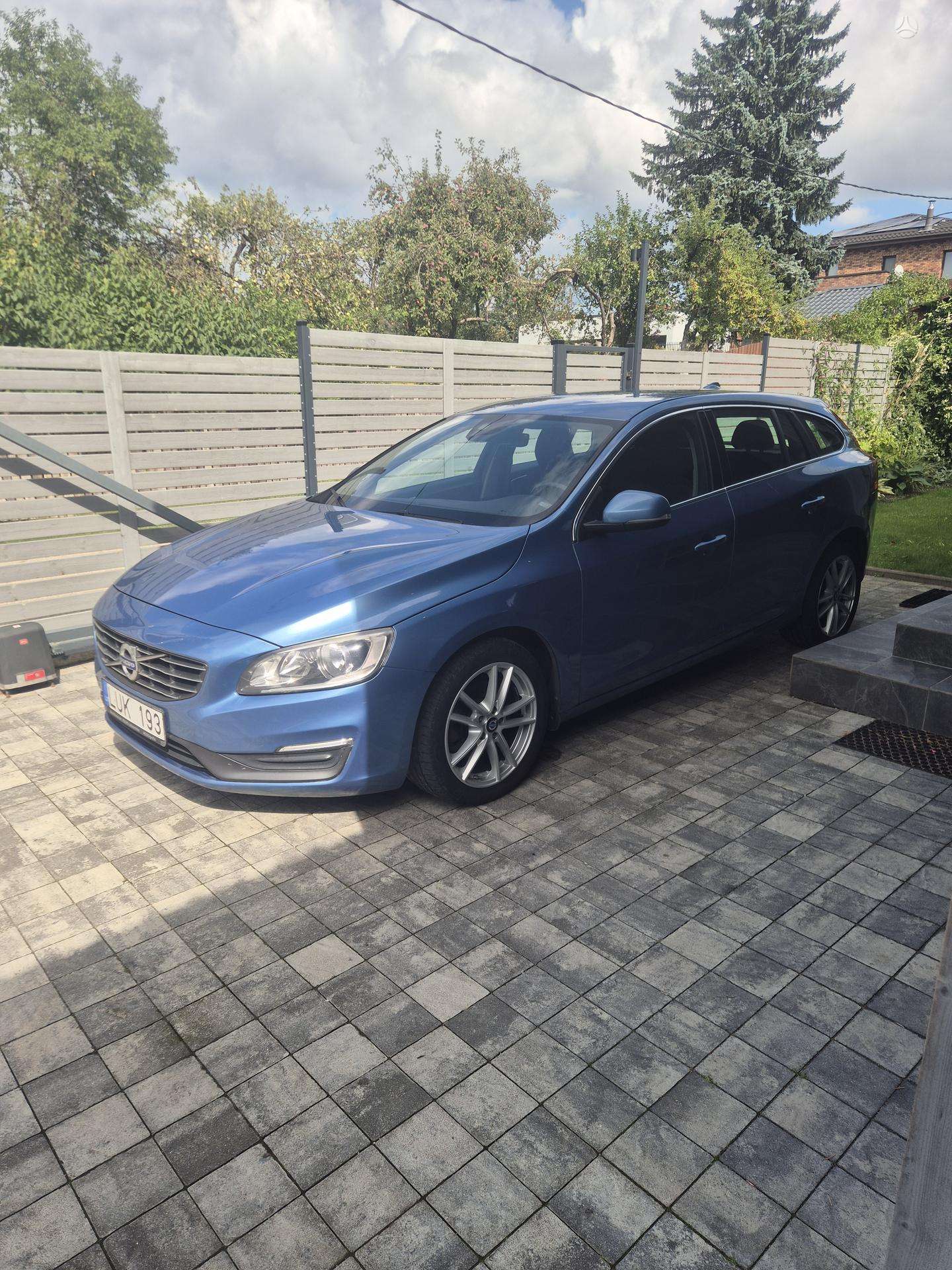 Volvo V60.