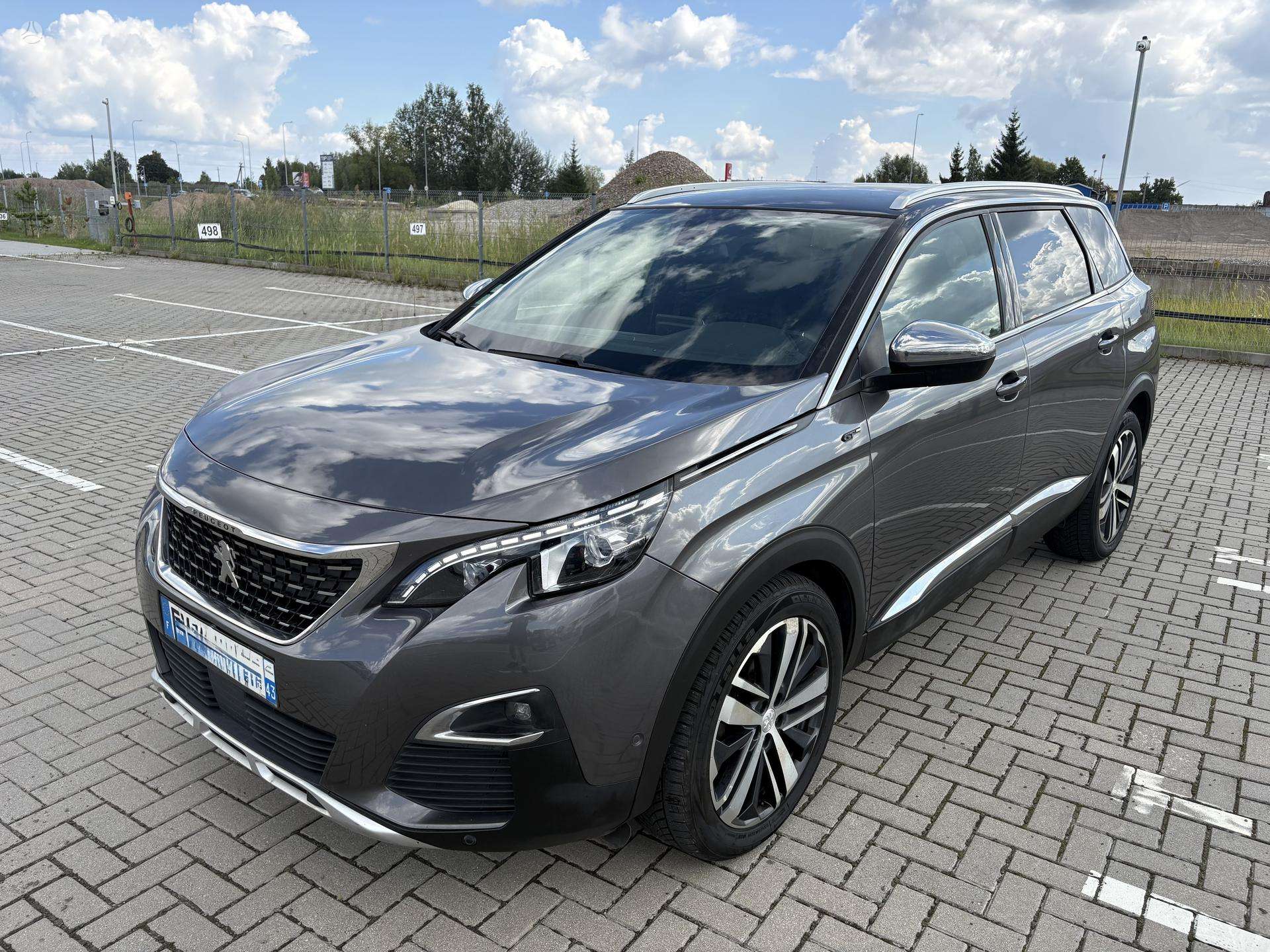 Peugeot 5008.