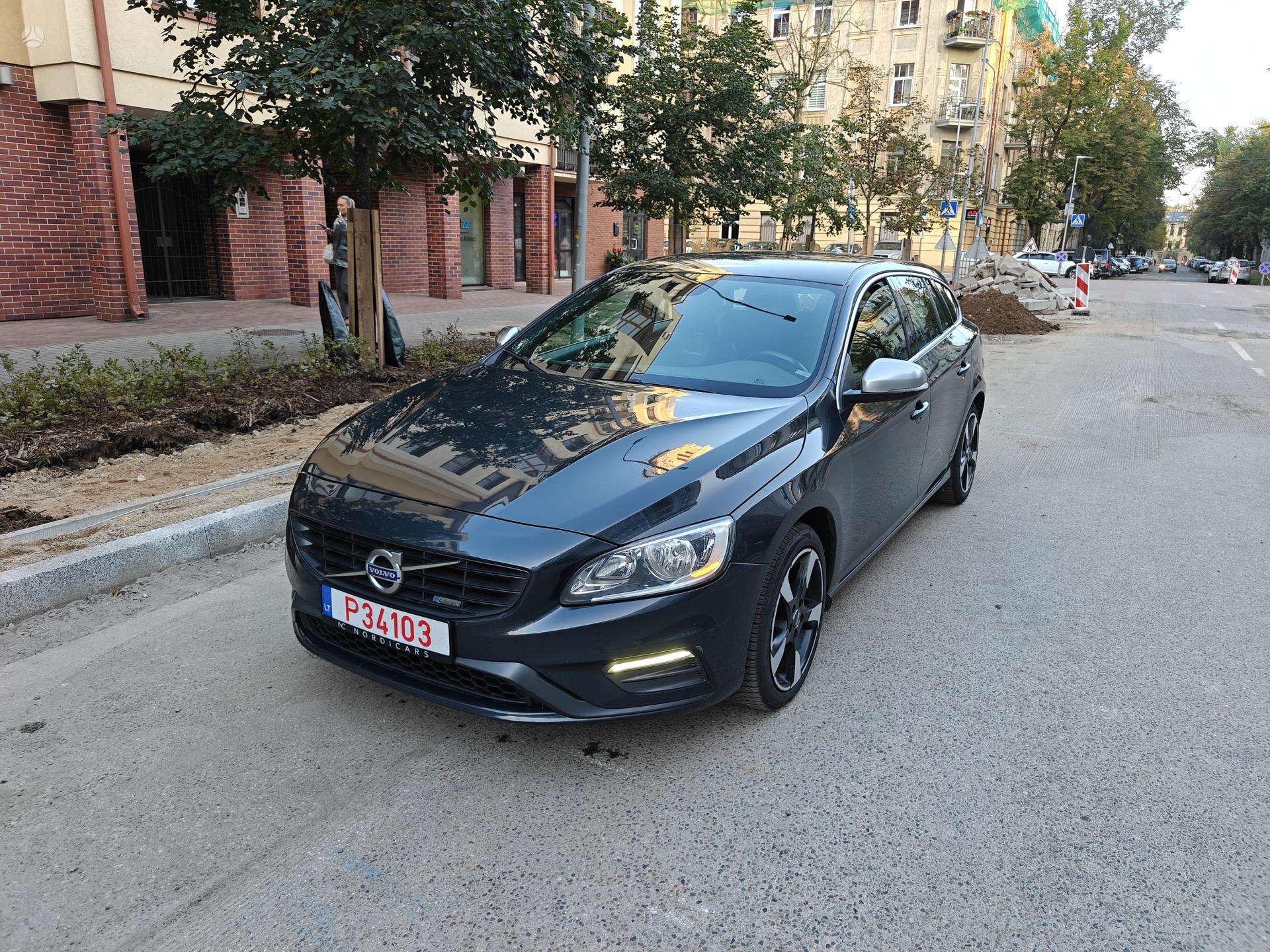 Volvo V60.