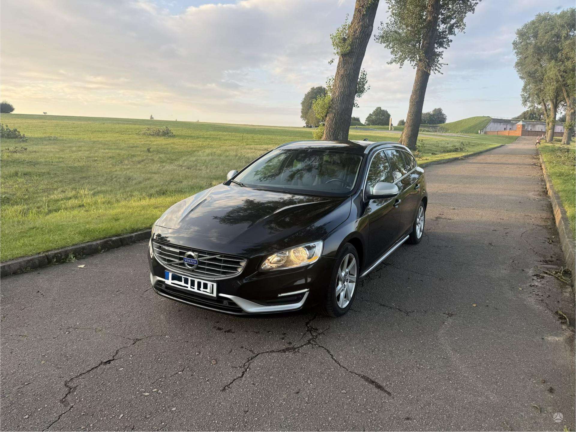 Volvo V60.