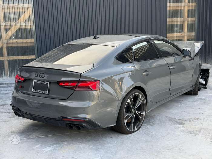 Audi S5.
