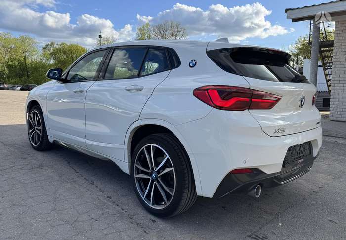 BMW X2.