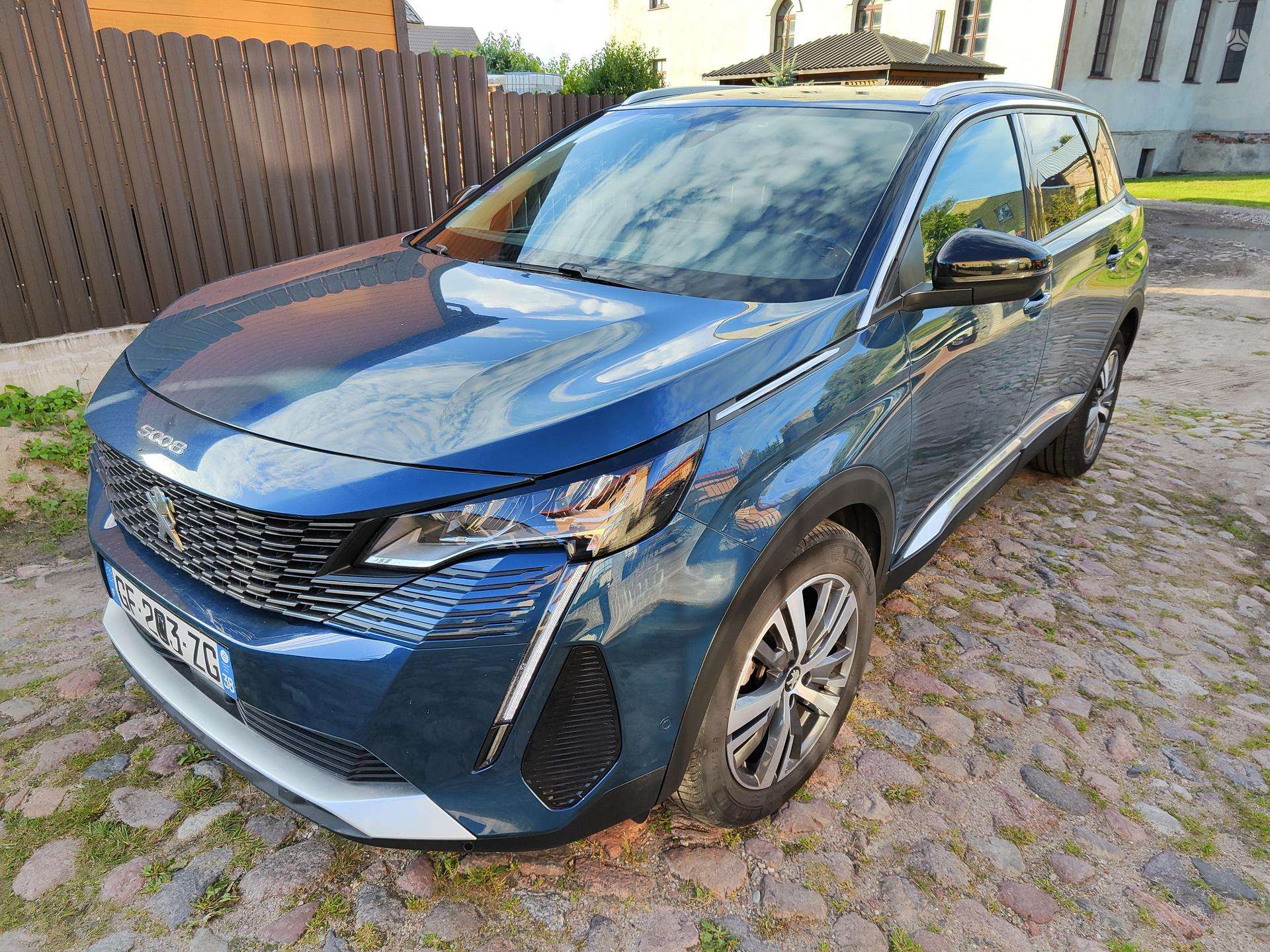 Peugeot 5008.