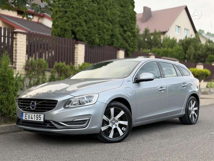 Volvo V60.