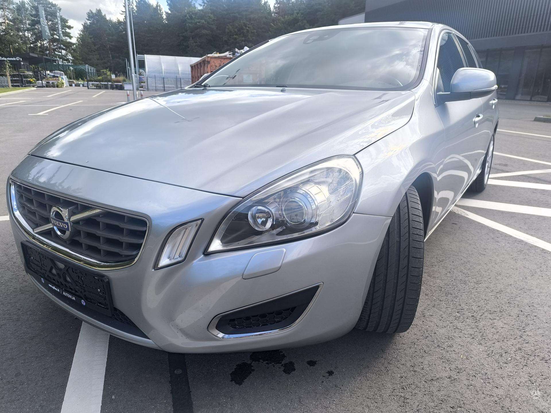 Volvo V60.