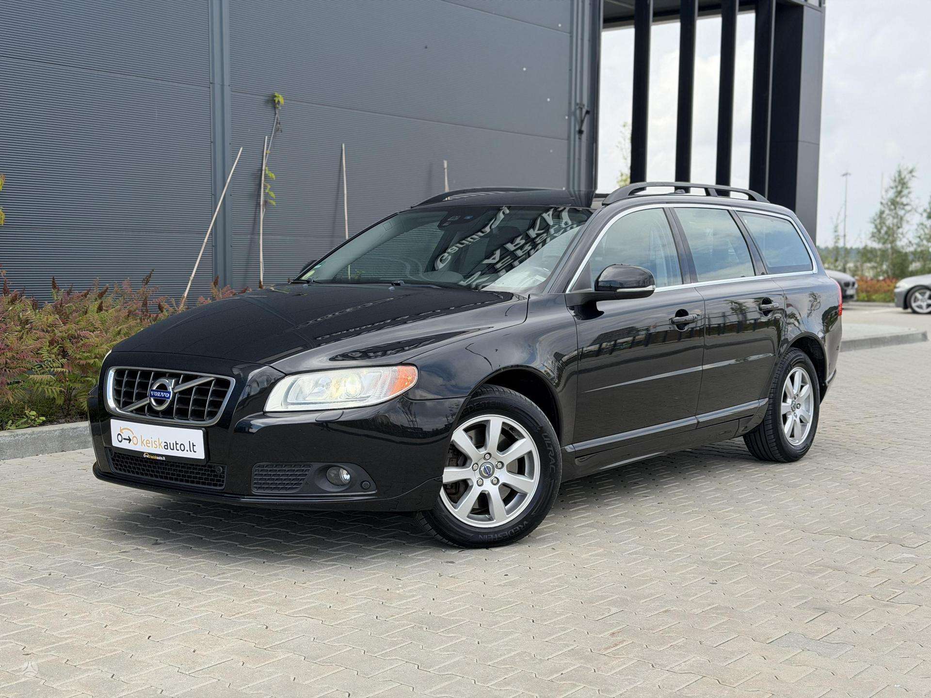 Volvo V70.