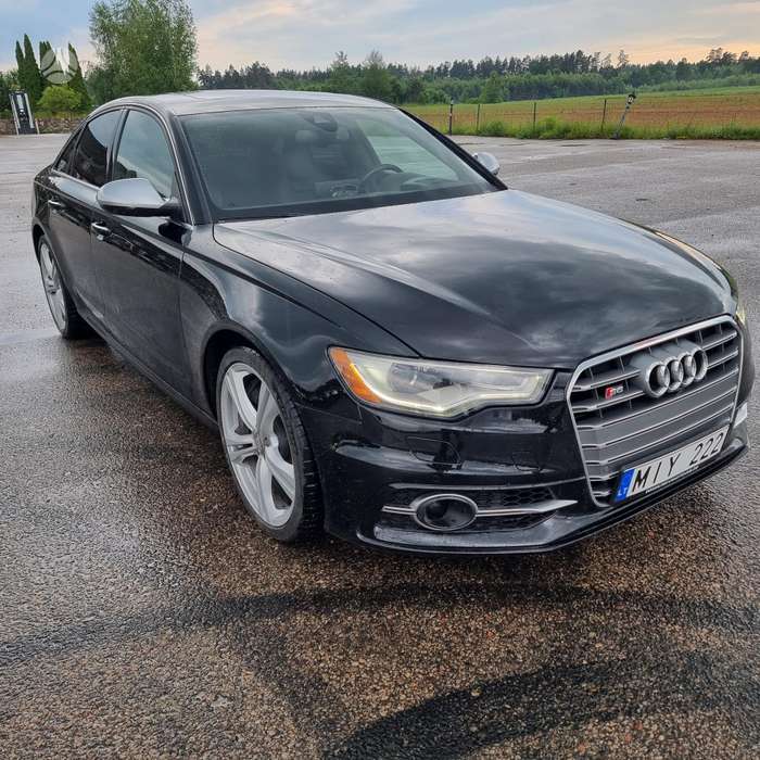 Audi S6.