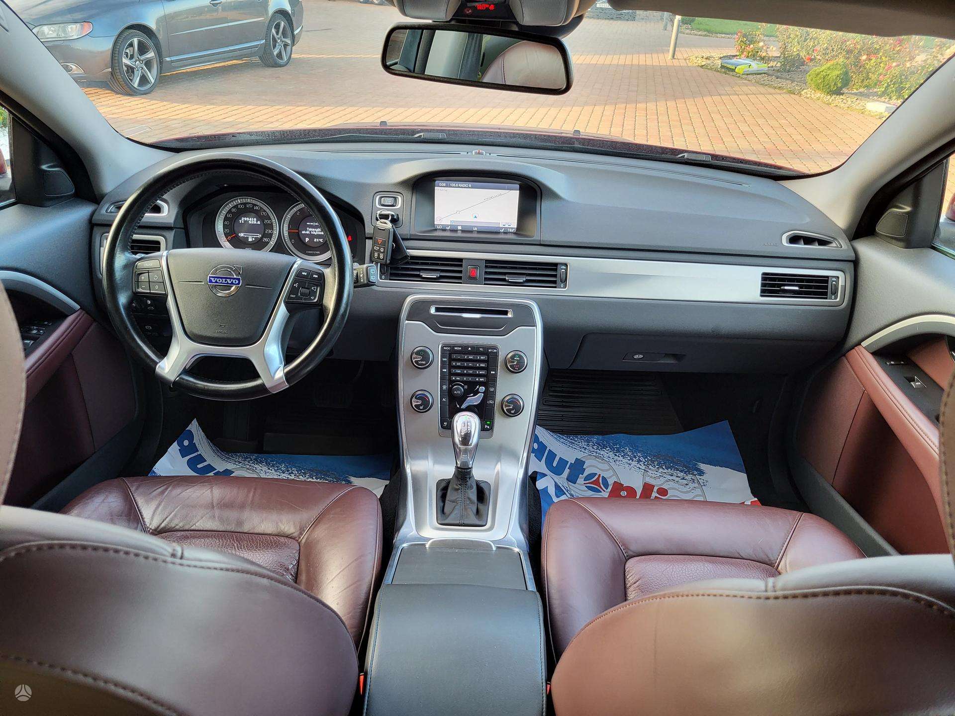 Volvo V70.