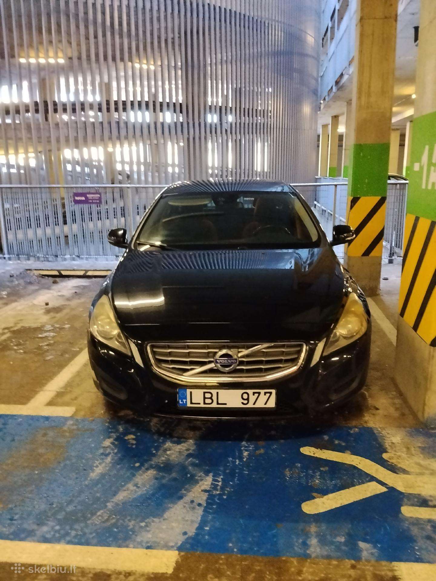 Volvo V60.