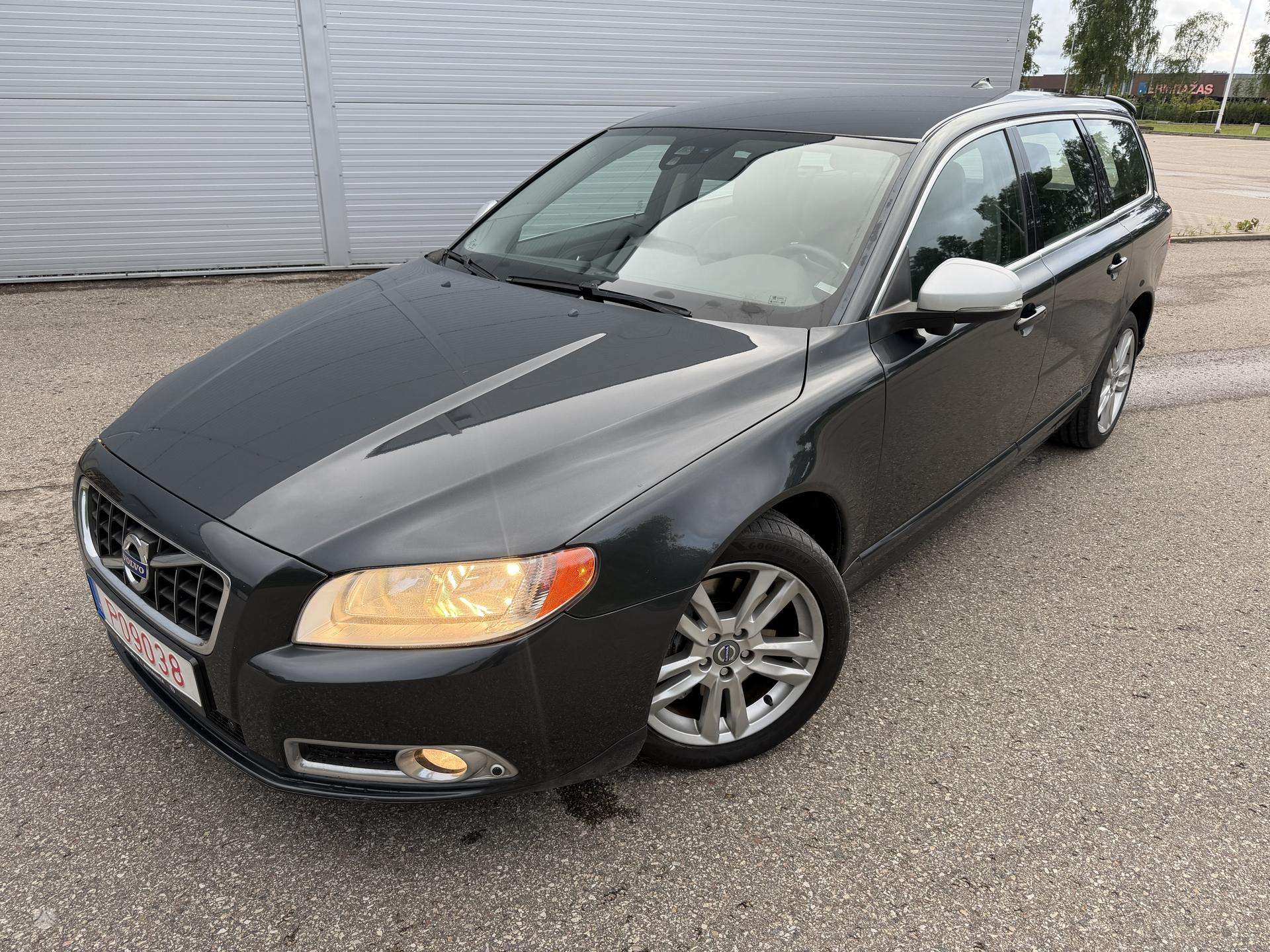 Volvo V70.