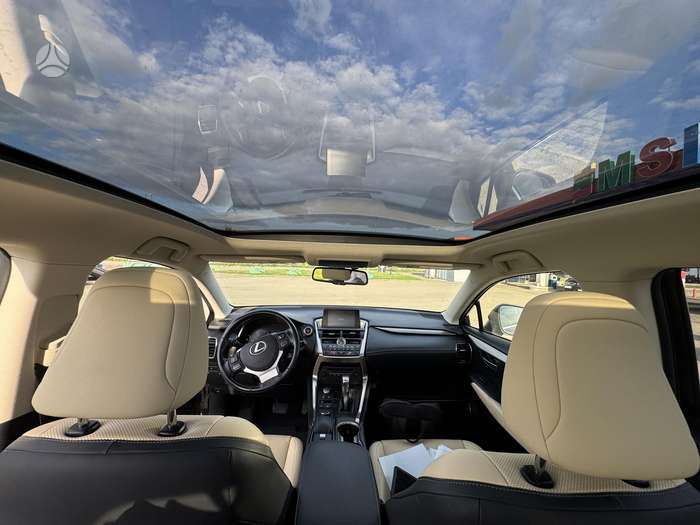 Lexus NX 300h.