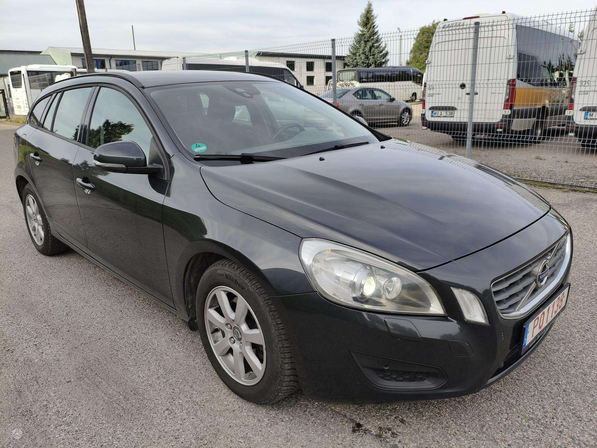 Volvo V60.