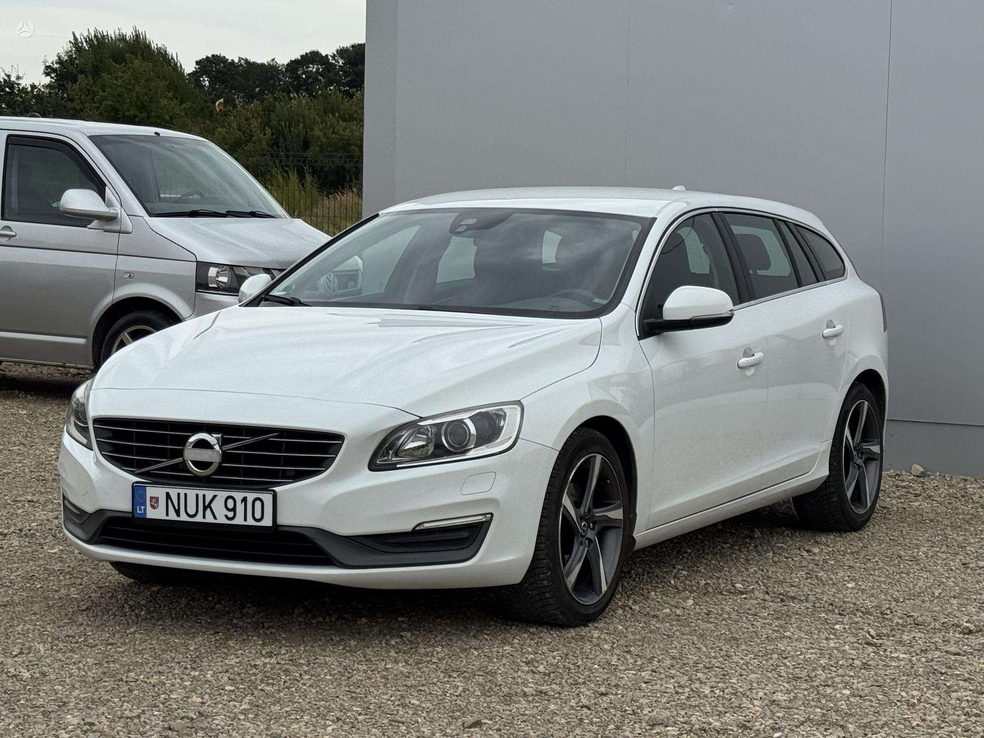 Volvo V60.