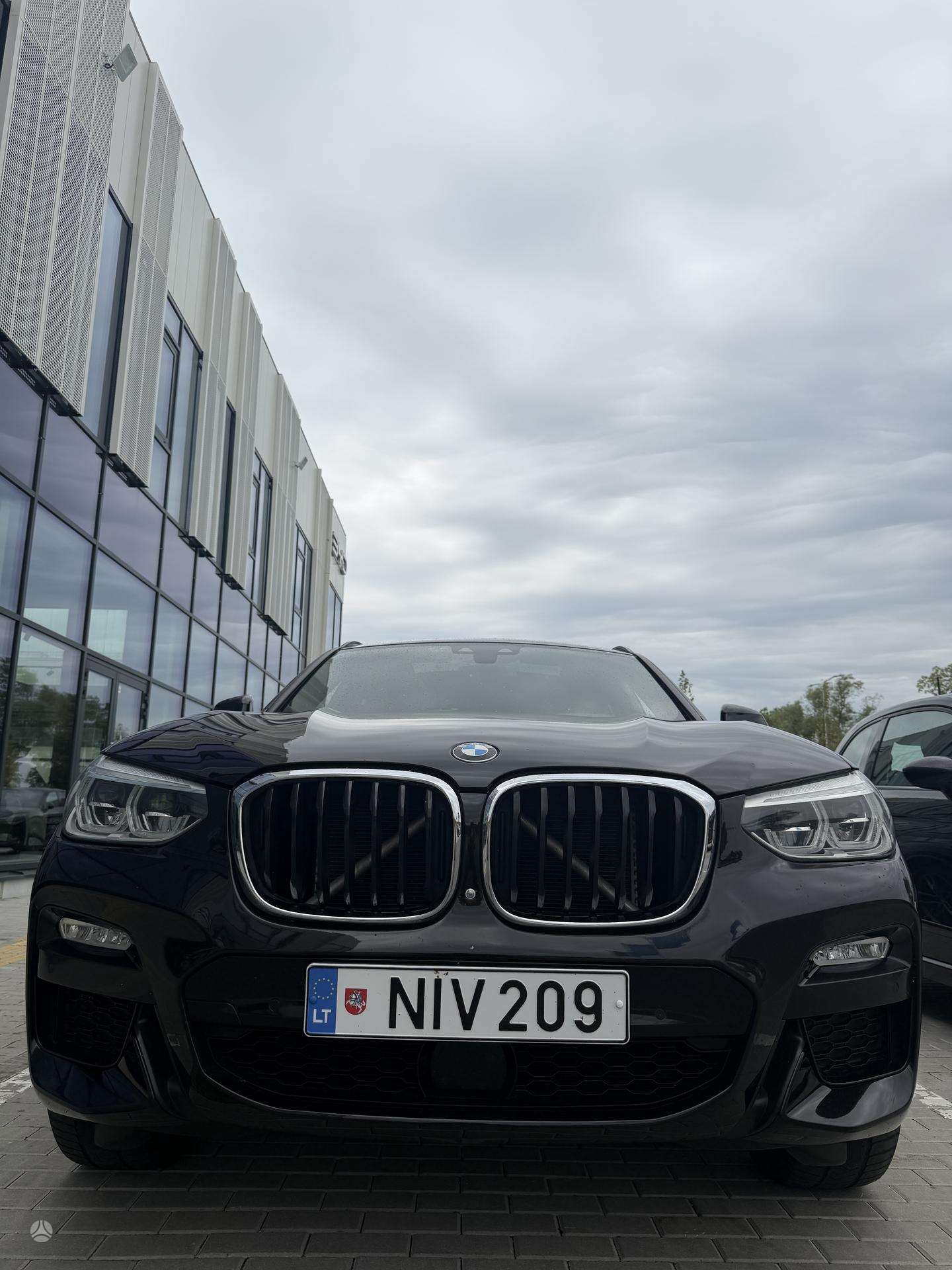 BMW X4.