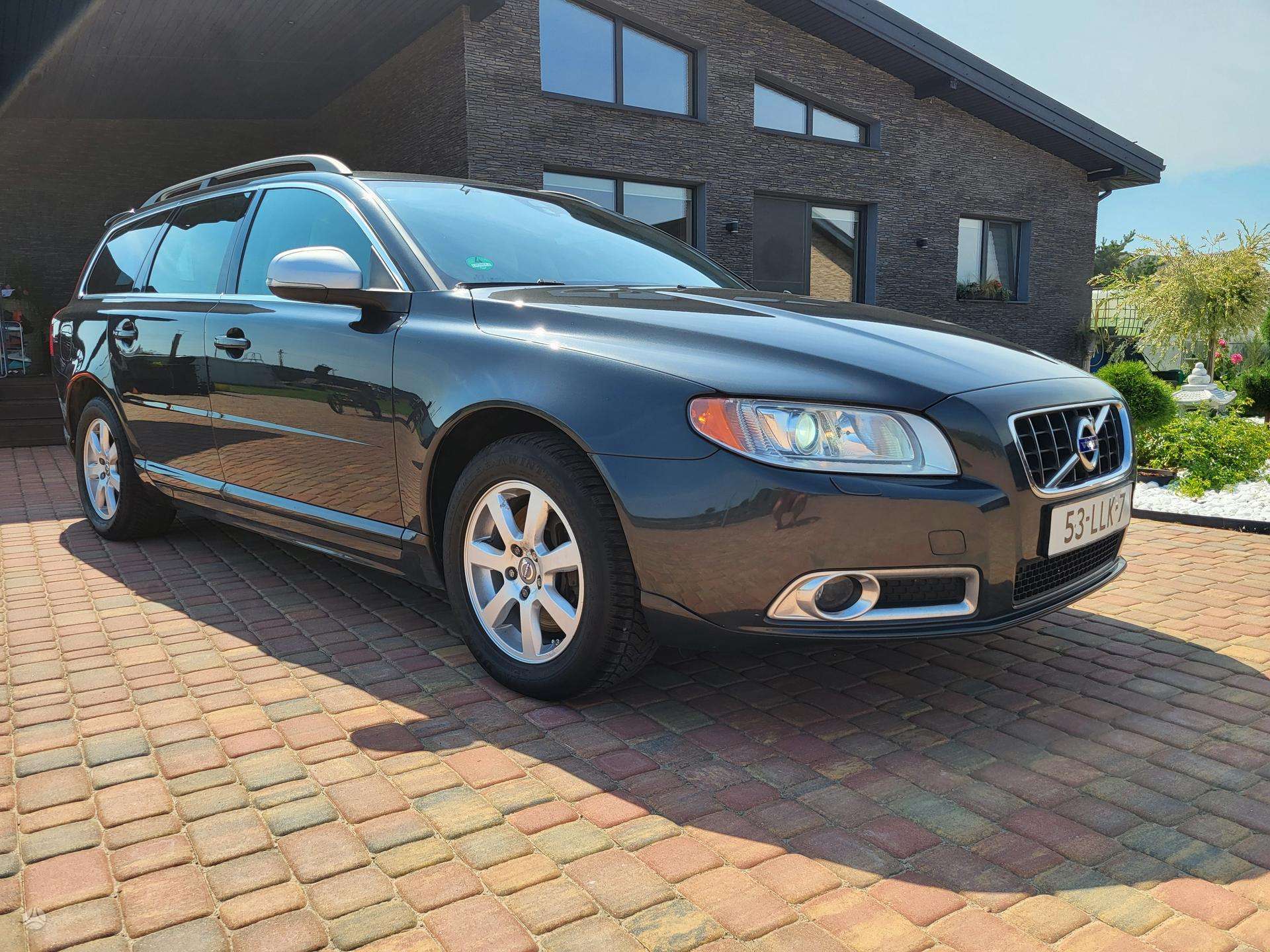 Volvo V70.