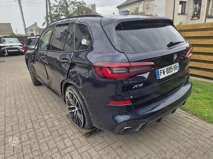 BMW X5.