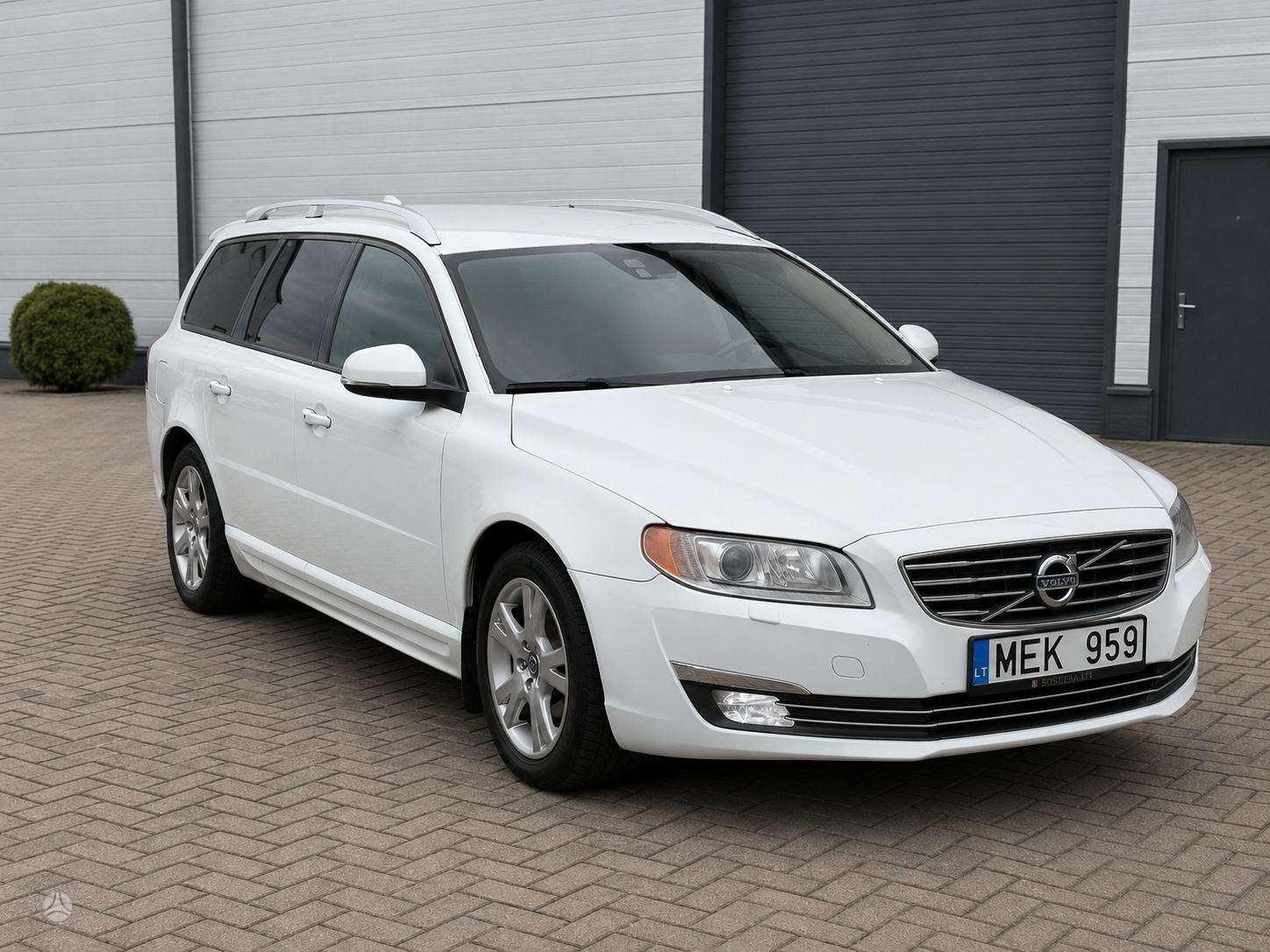 Volvo V70.