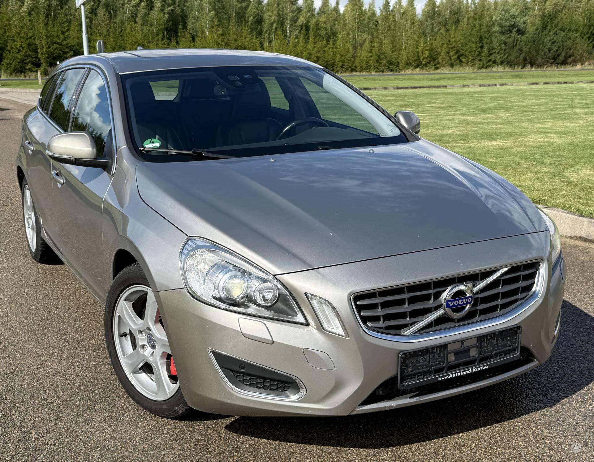 Volvo V60.