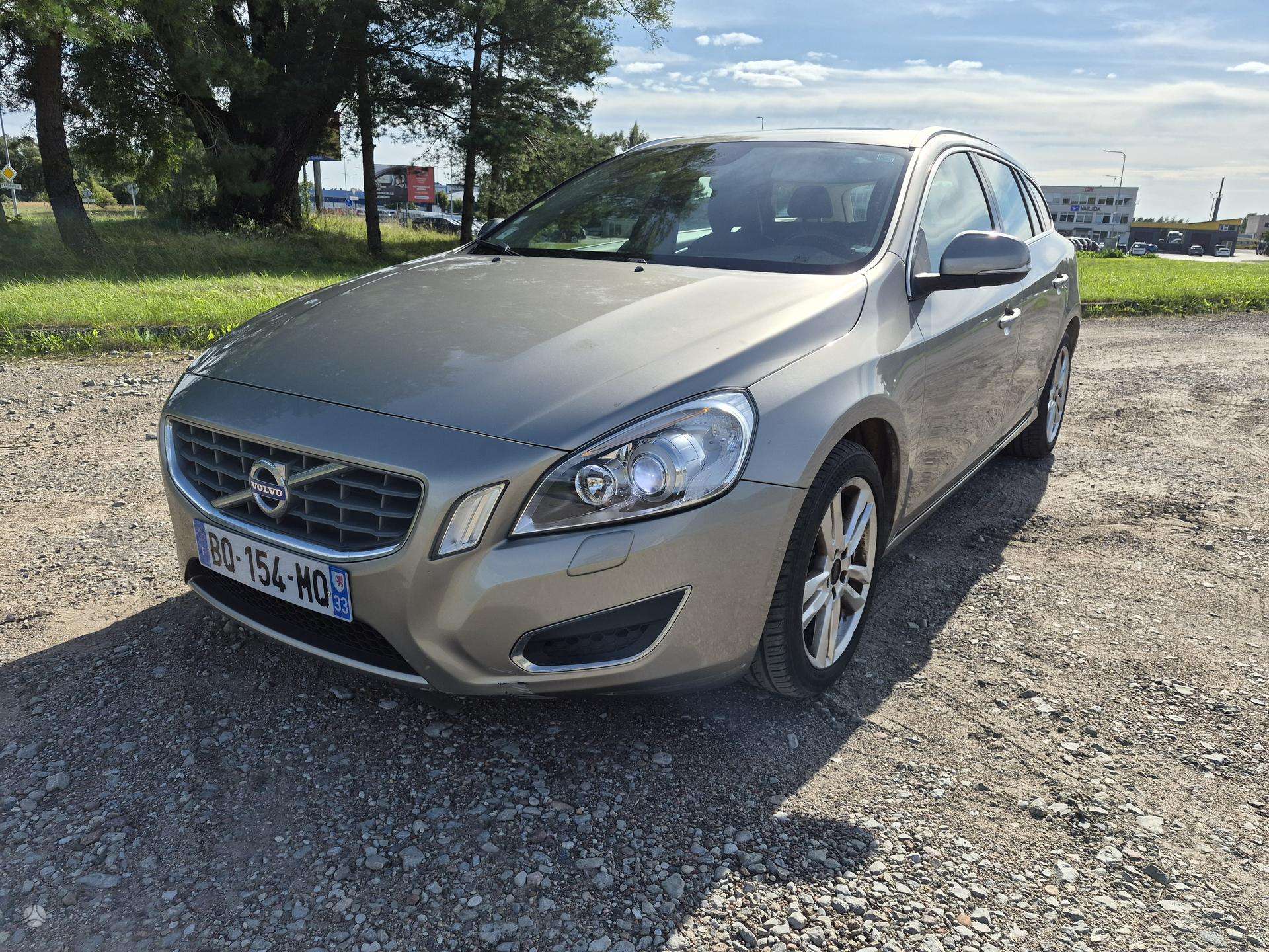 Volvo V60.