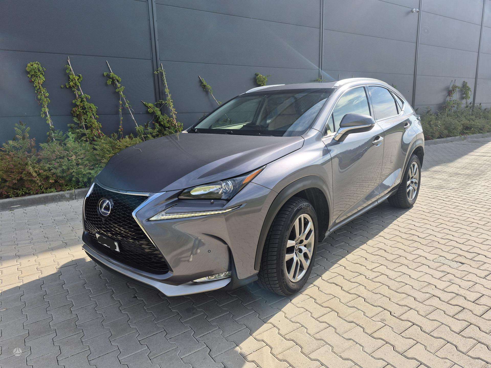 Lexus NX 300h.