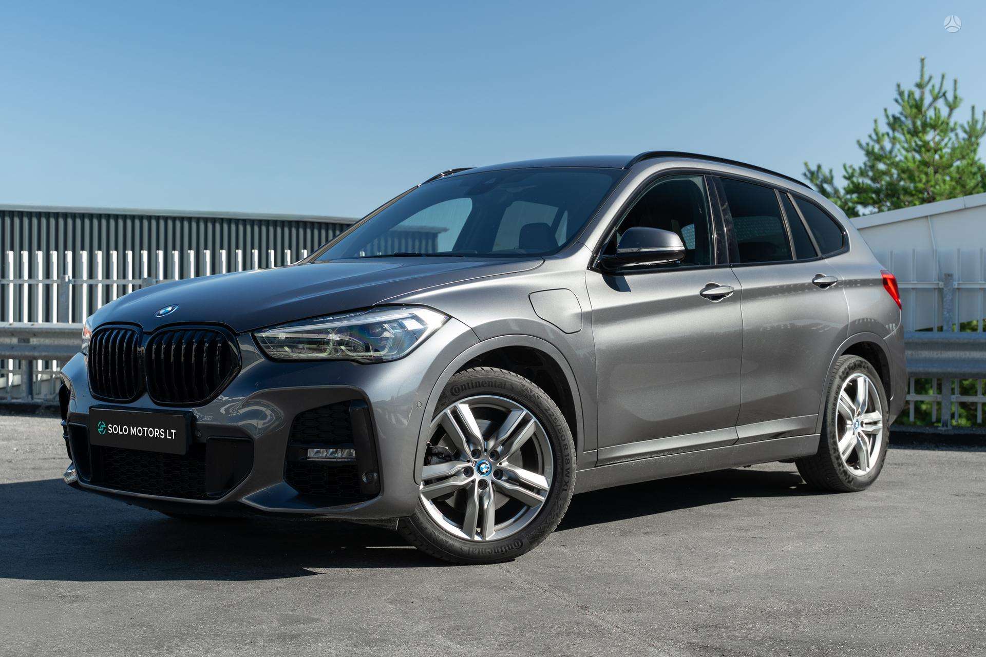 BMW X1.