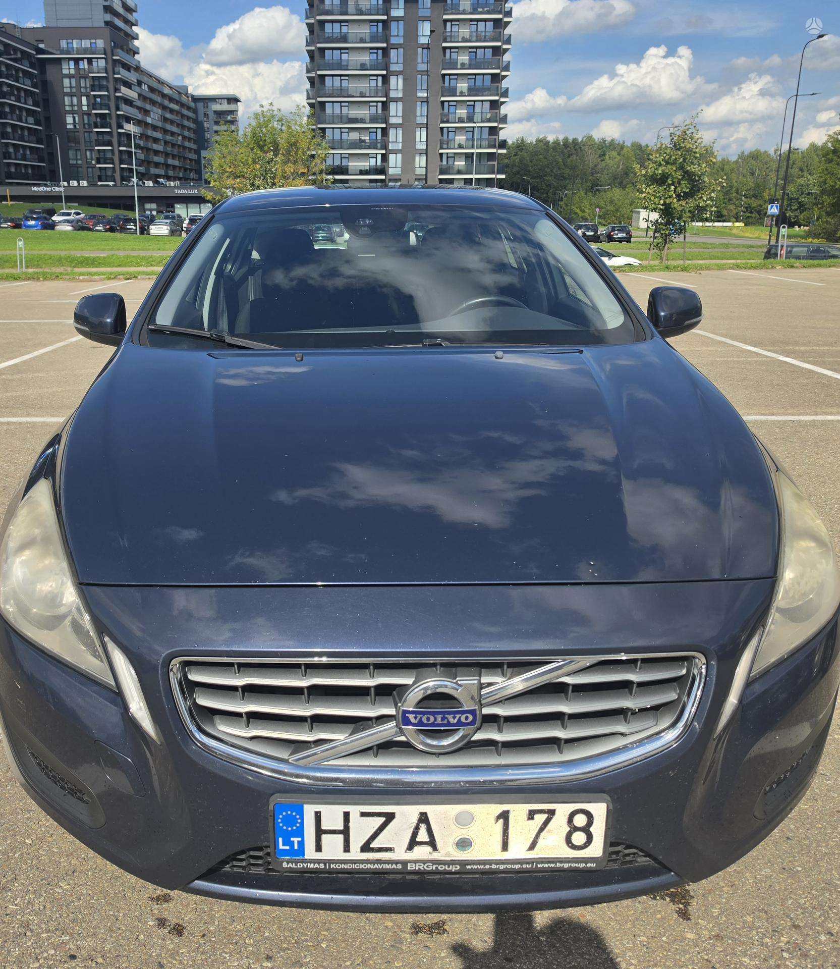 Volvo V60.