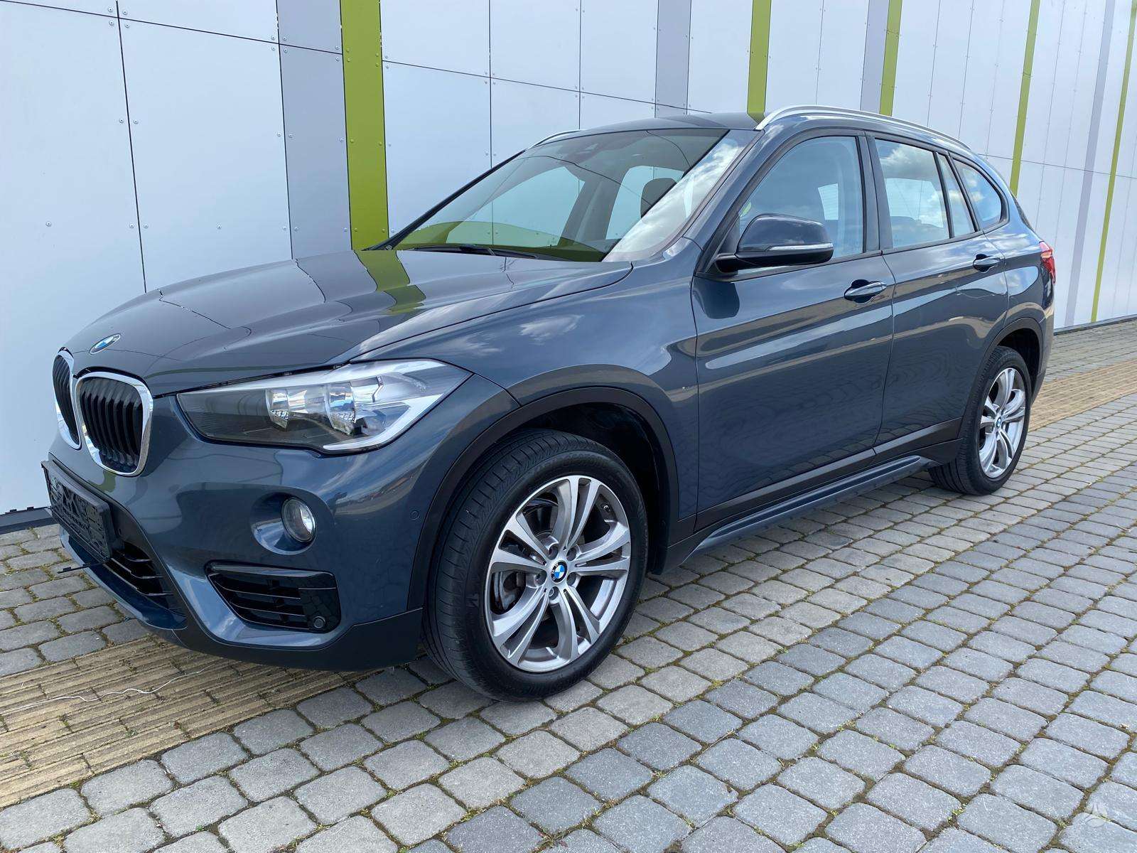 BMW X1.