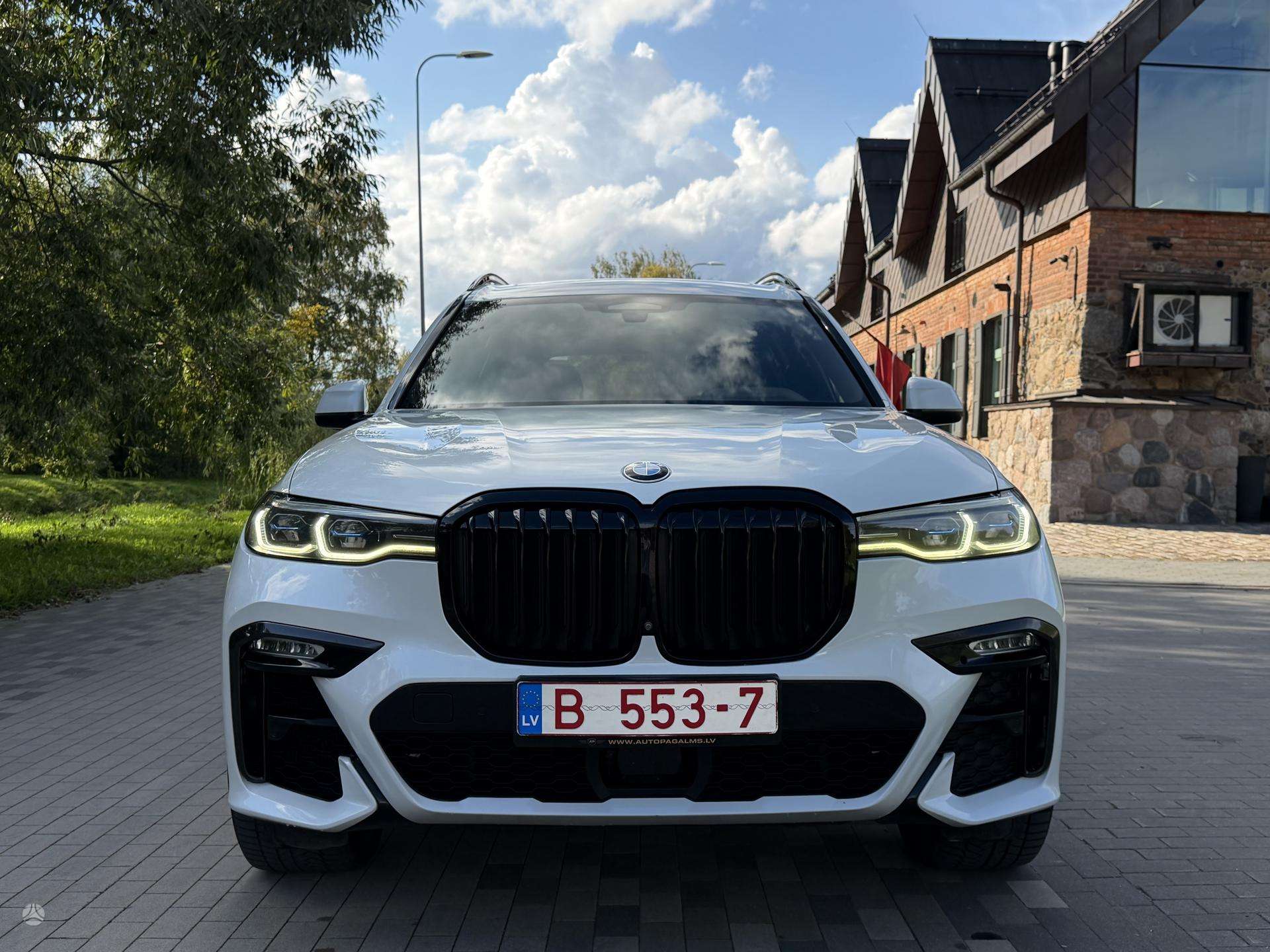 BMW X7.